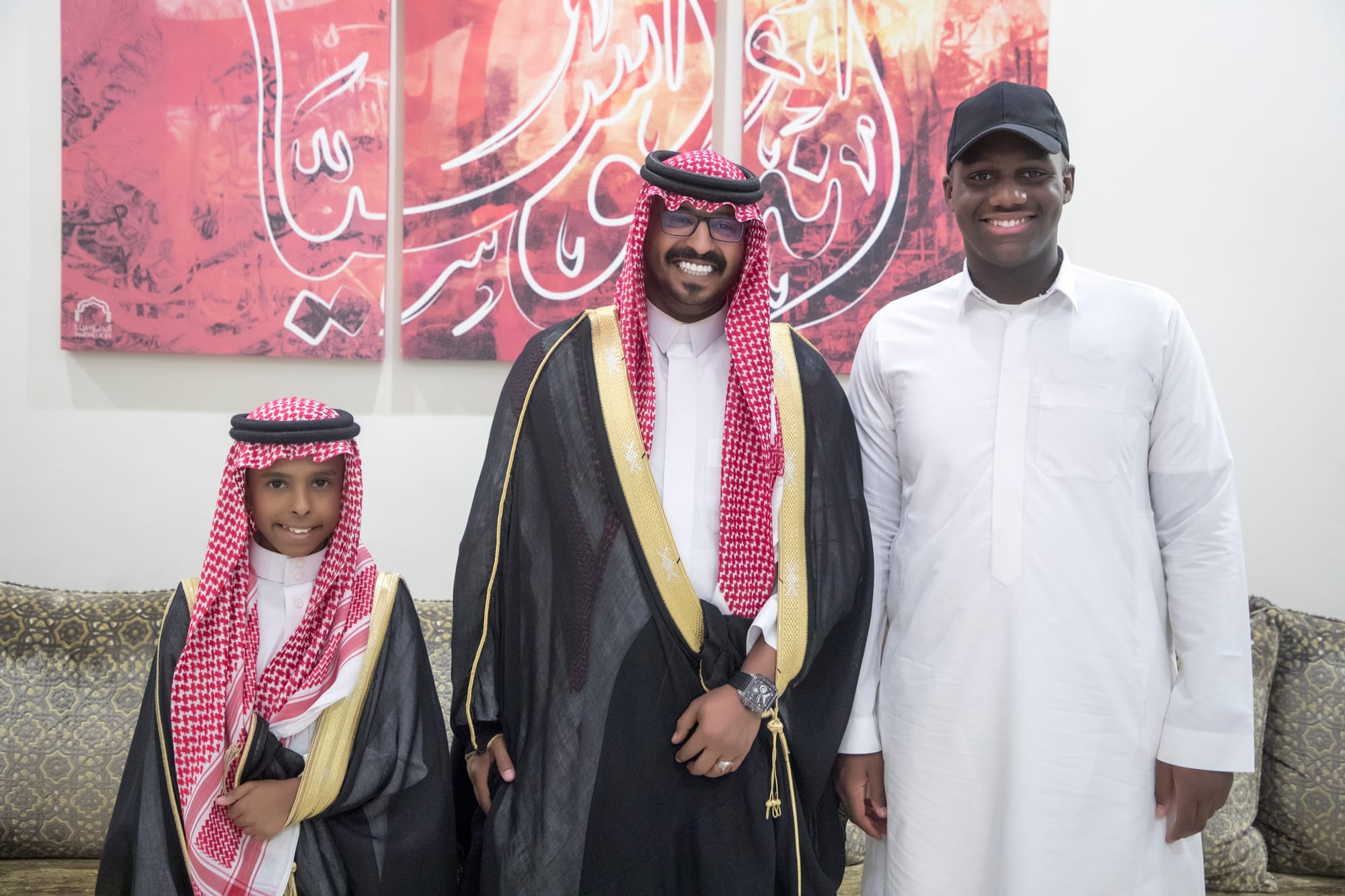 أصدقاء العريس عبدالسلام يحتلفون في زواجه 