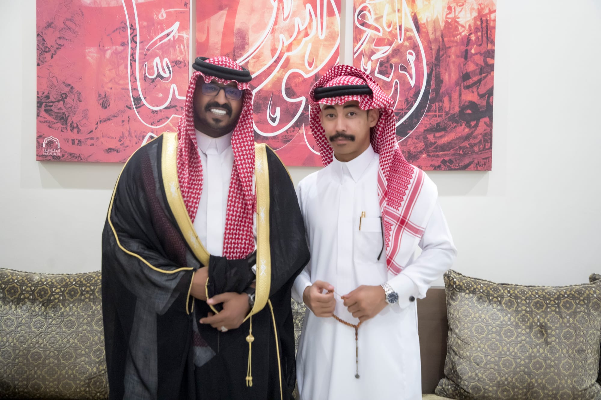 أصدقاء العريس عبدالسلام يحتلفون في زواجه 