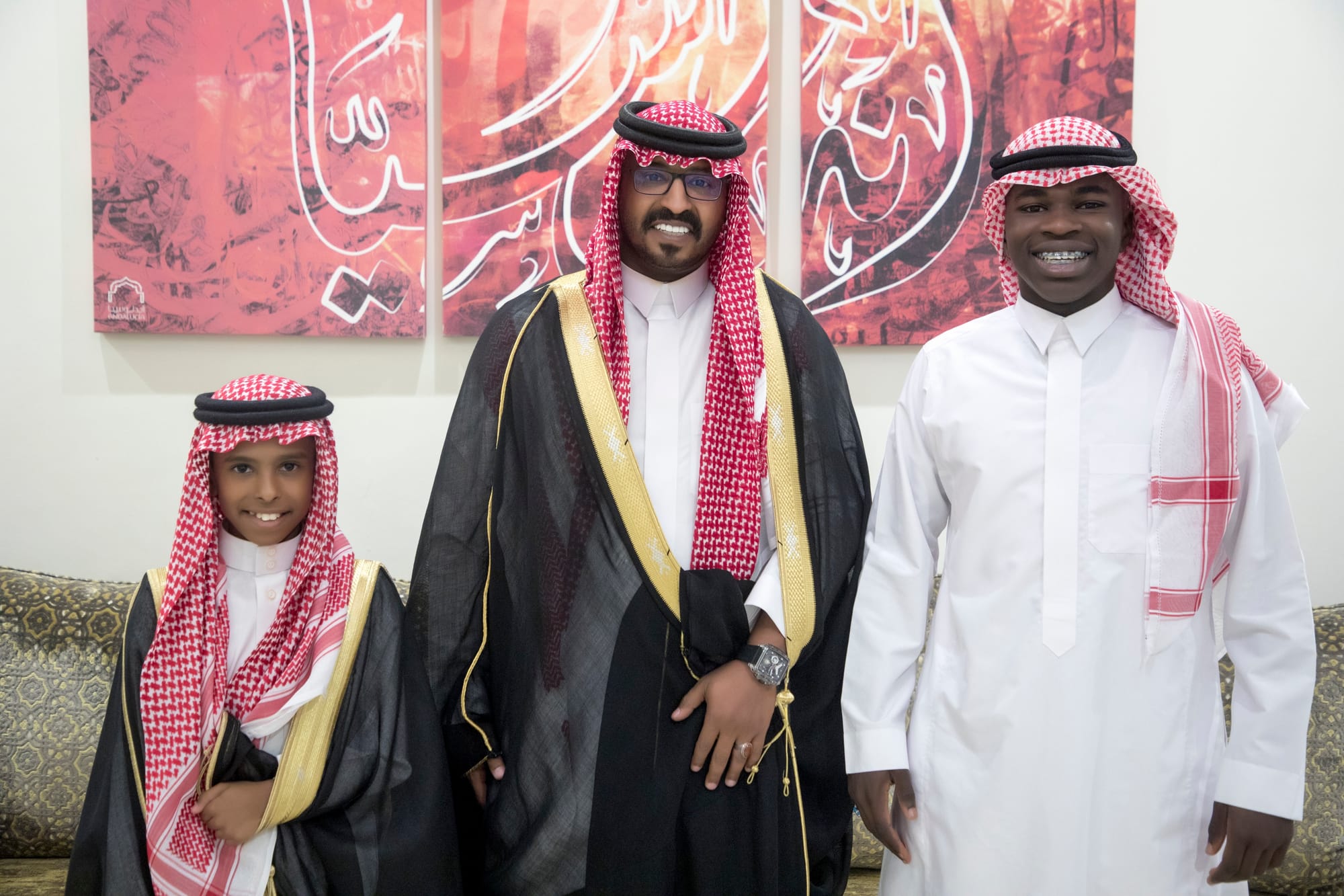 أصدقاء العريس عبدالسلام يحتلفون في زواجه 