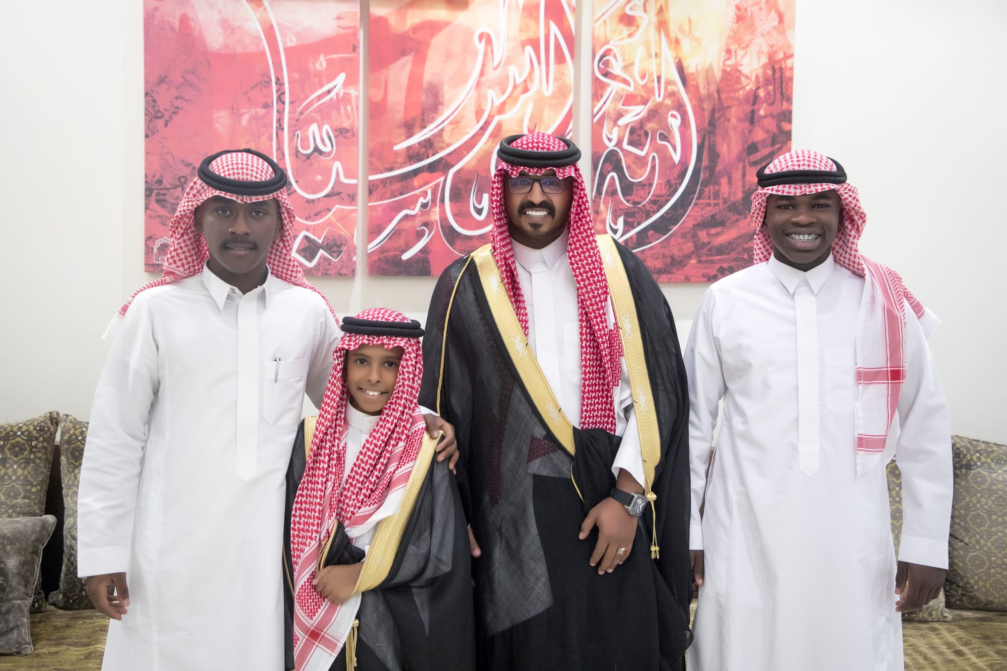 أصدقاء العريس عبدالسلام يحتلفون في زواجه 