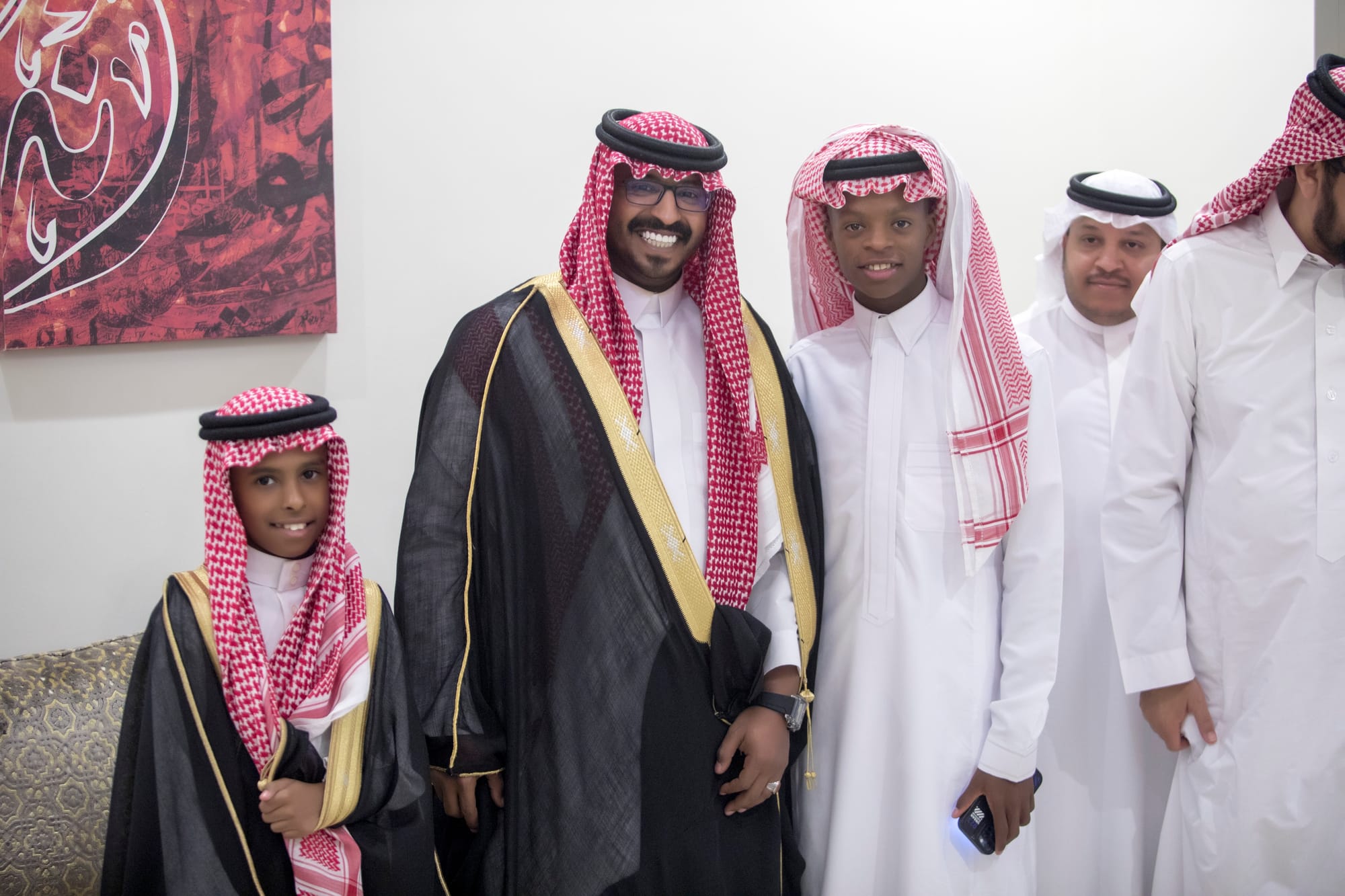 أصدقاء العريس عبدالسلام يحتلفون في زواجه 