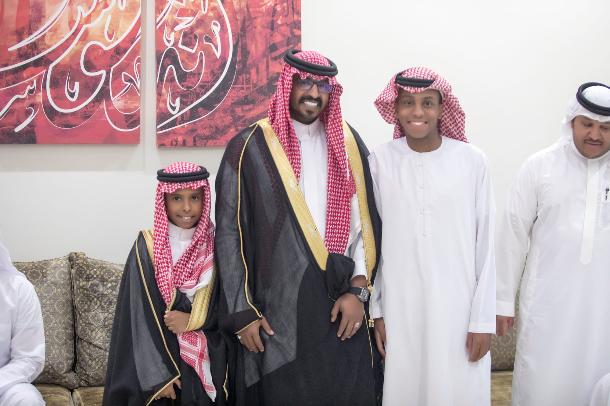 أصدقاء العريس عبدالسلام يحتلفون في زواجه 