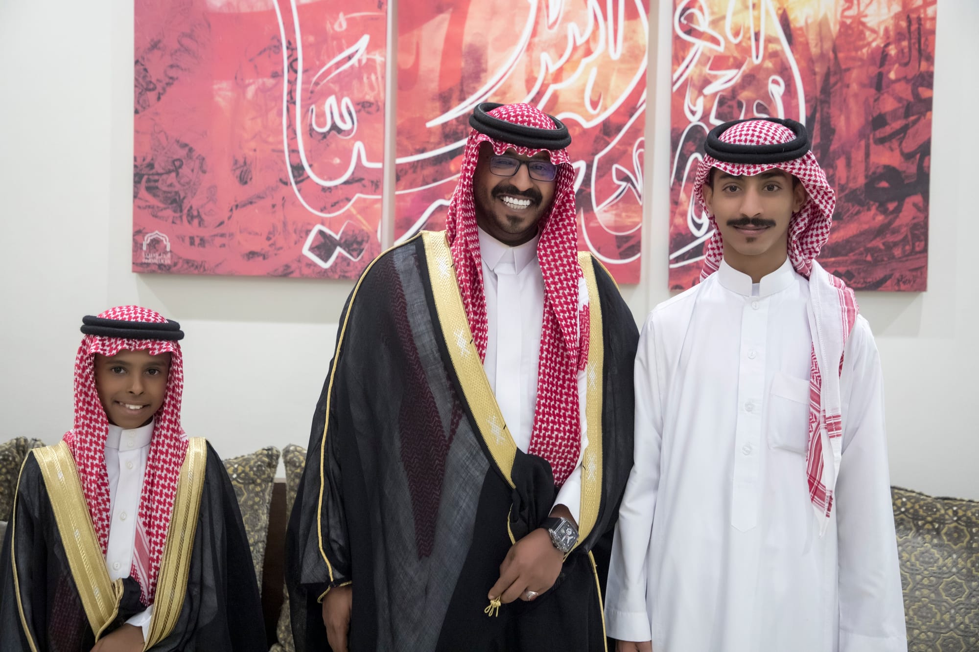 أصدقاء العريس عبدالسلام يحتلفون في زواجه 