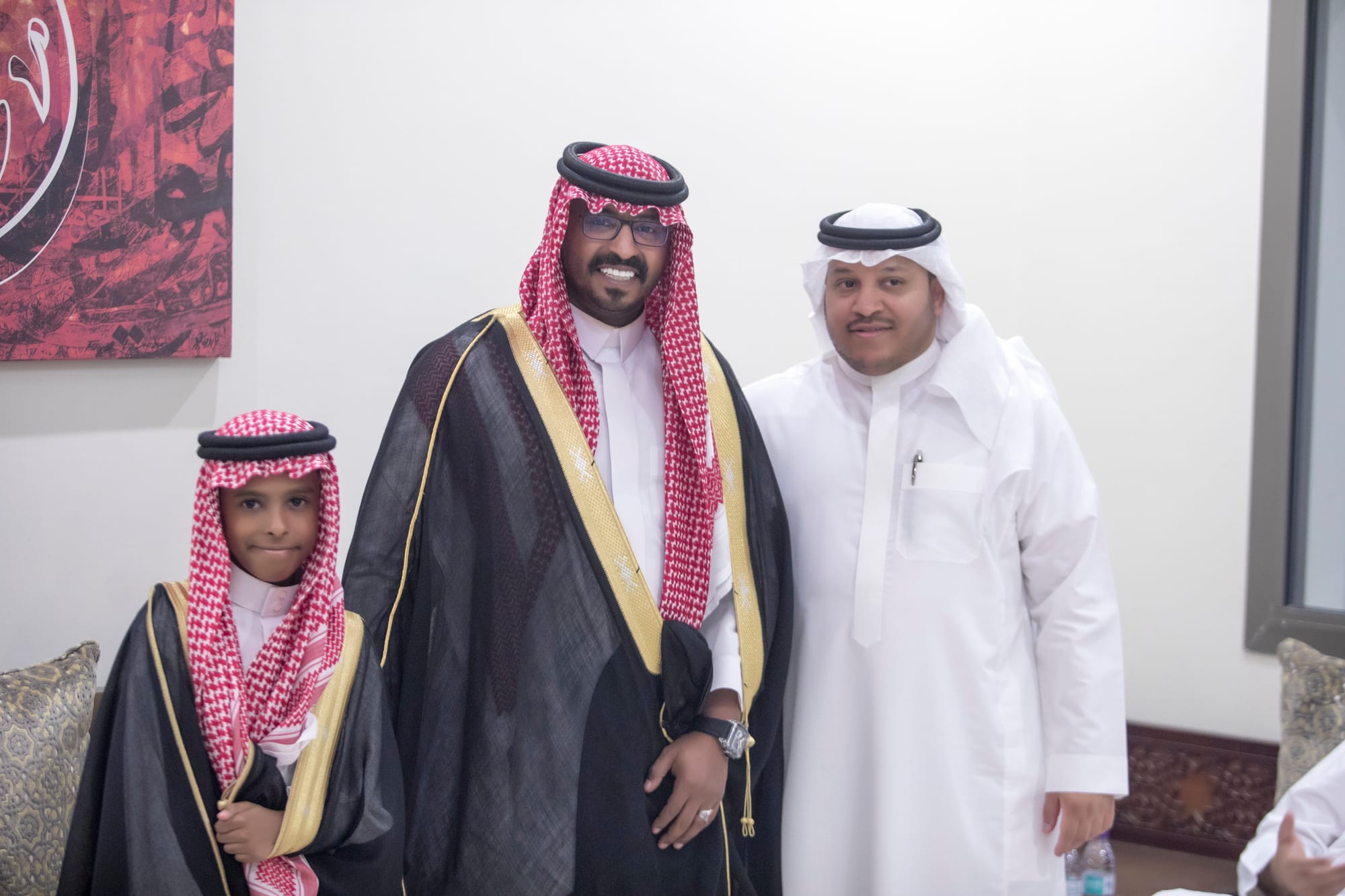 أصدقاء العريس عبدالسلام يحتلفون في زواجه 