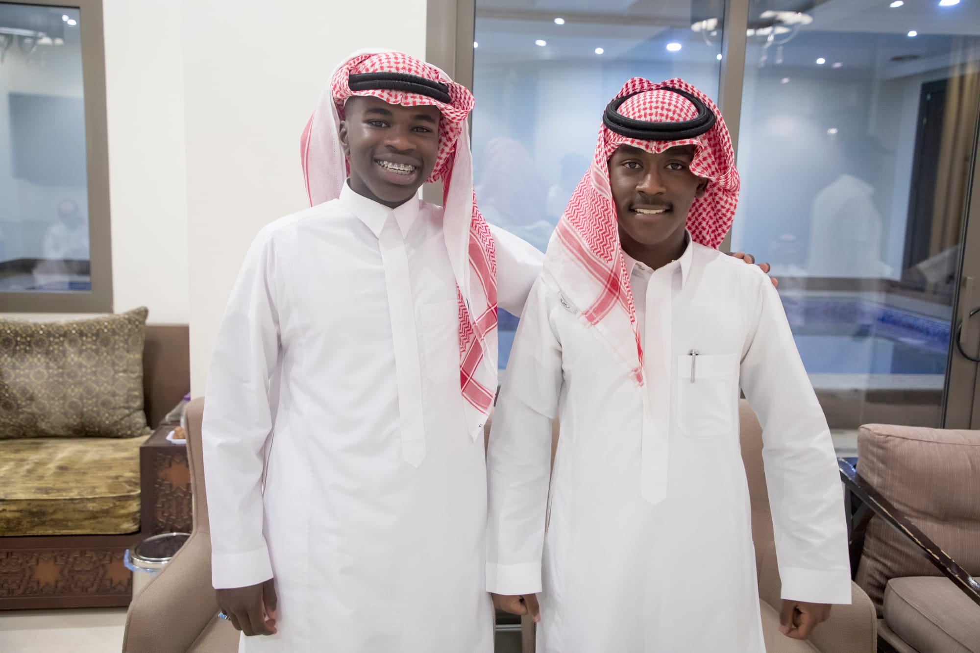 أصدقاء العريس عبدالسلام يحتلفون في زواجه 