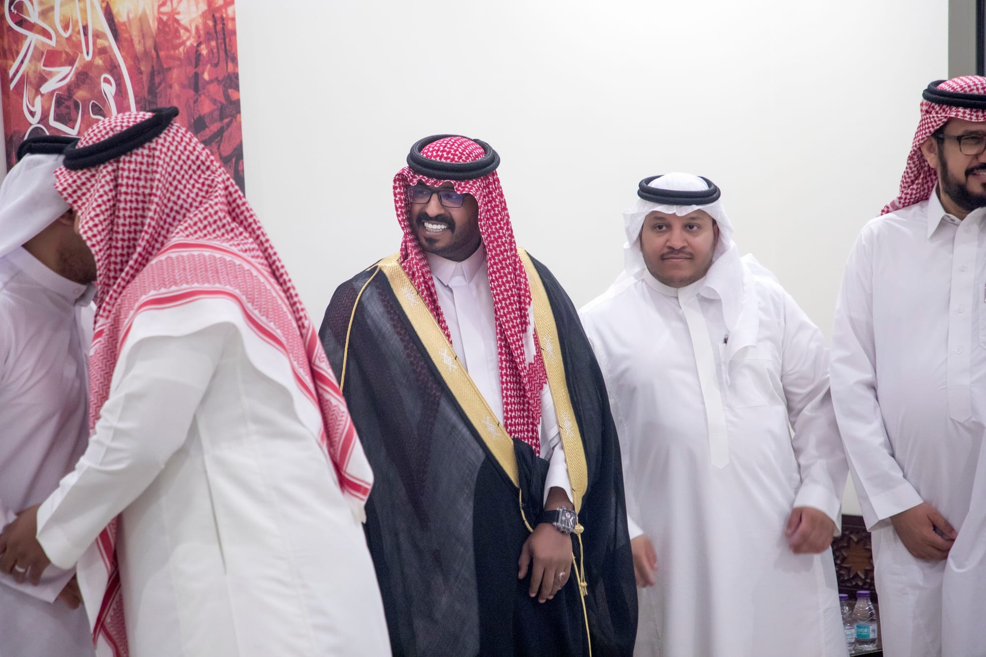 أصدقاء العريس عبدالسلام يحتلفون في زواجه 