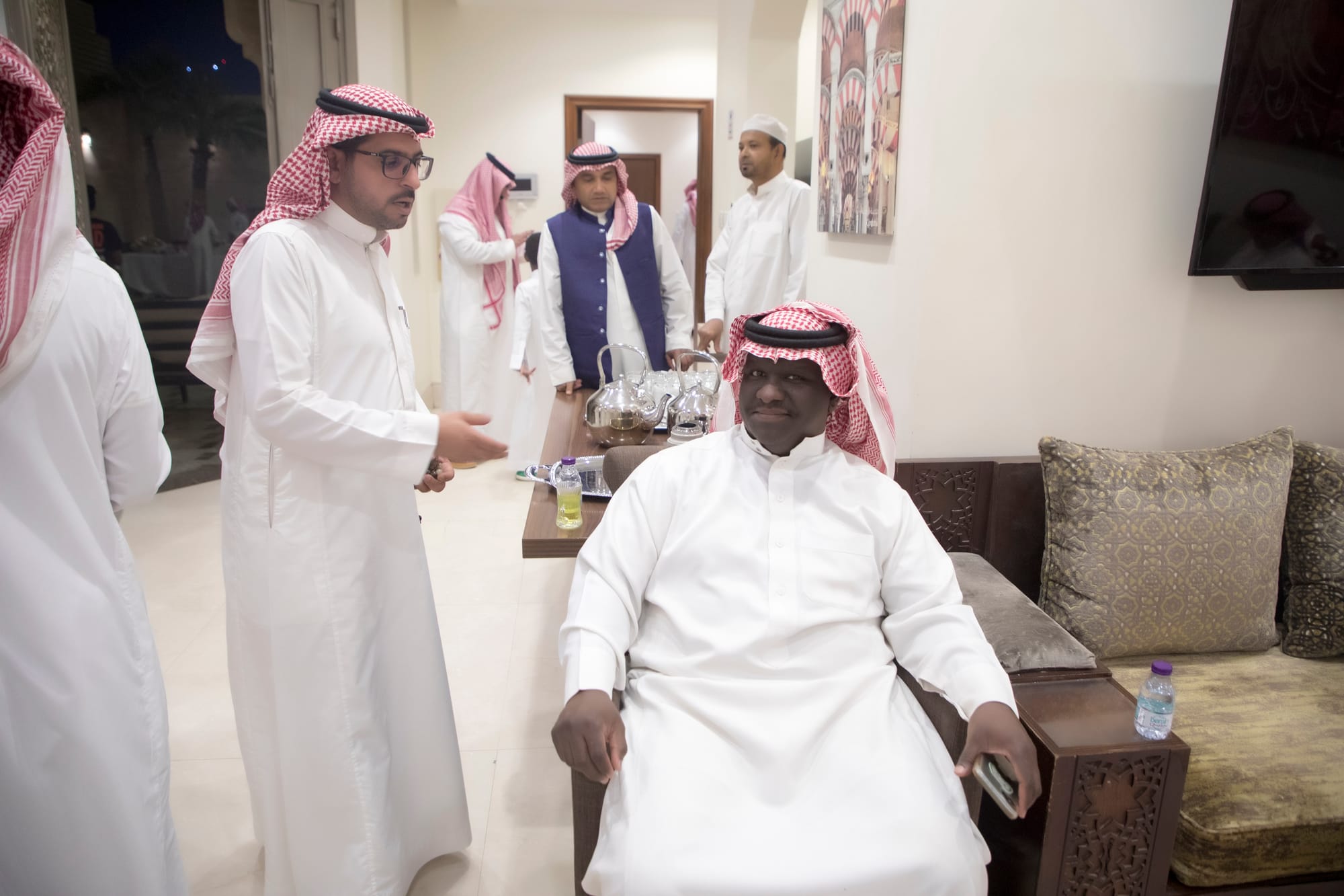 أصدقاء العريس عبدالسلام يحتلفون في زواجه 