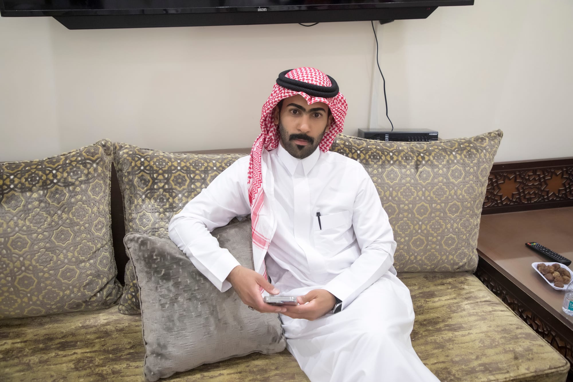 أصدقاء العريس عبدالسلام يحتلفون في زواجه 