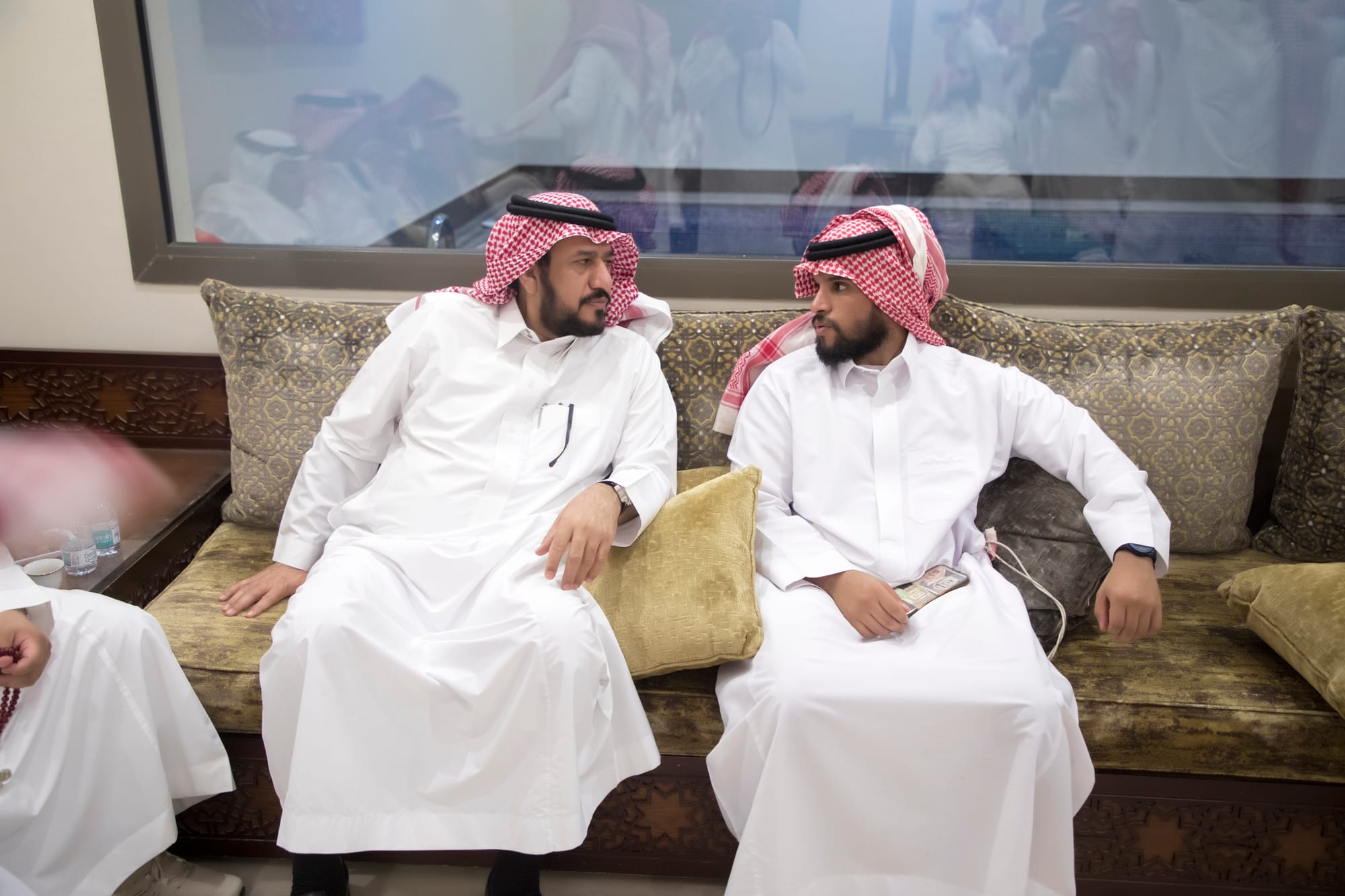 أصدقاء العريس عبدالسلام يحتلفون في زواجه 