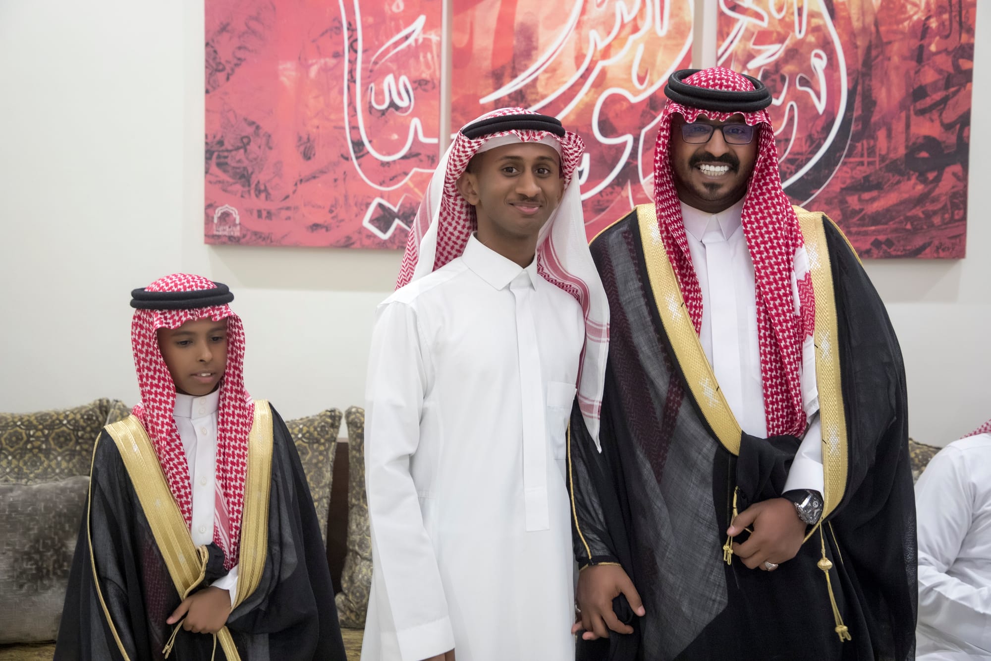 أصدقاء العريس عبدالسلام يحتلفون في زواجه 