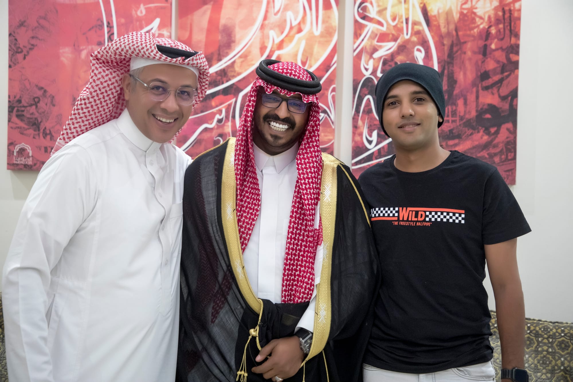 أصدقاء العريس عبدالسلام يحتلفون في زواجه 