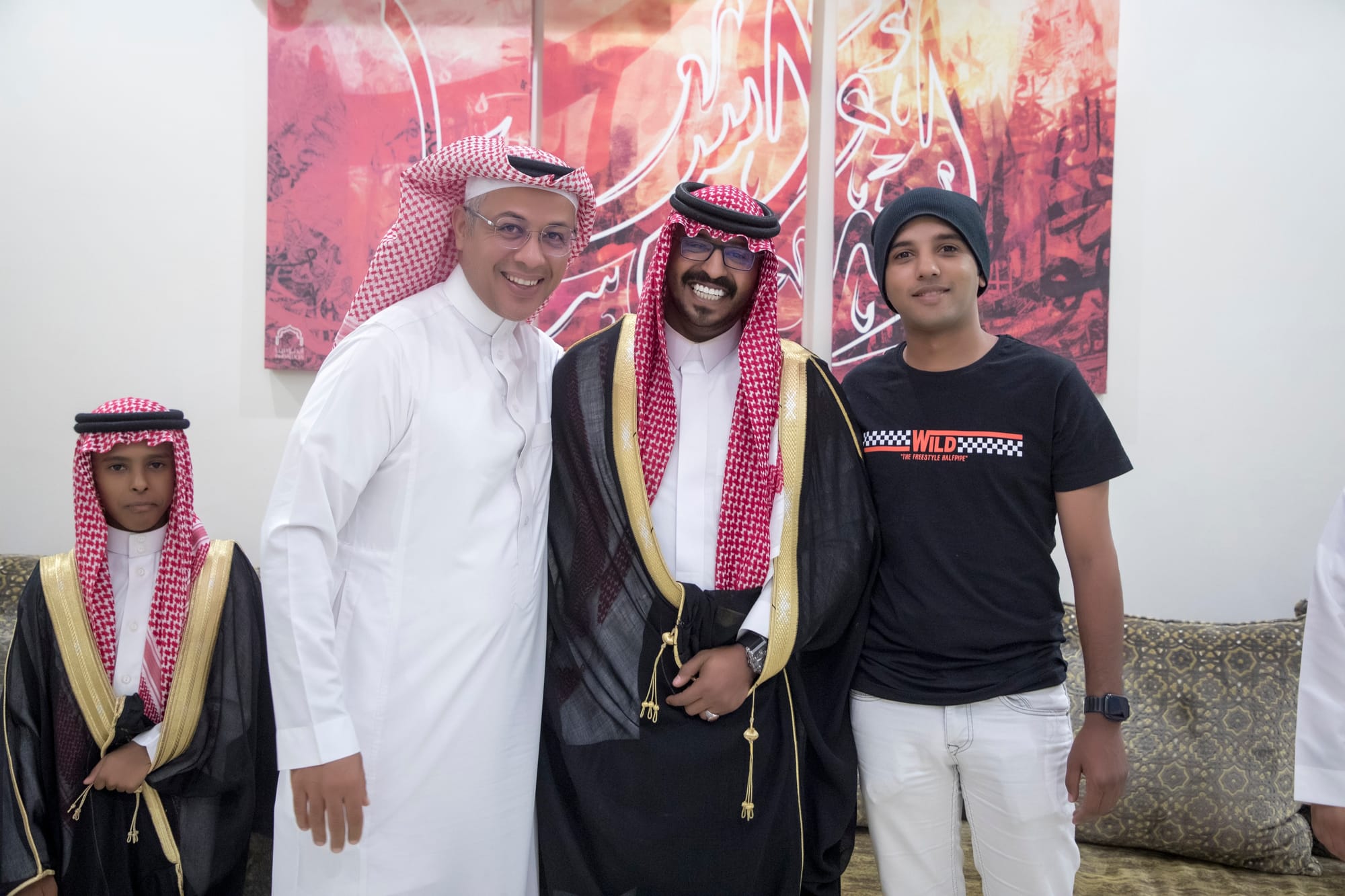 أصدقاء العريس عبدالسلام يحتلفون في زواجه 