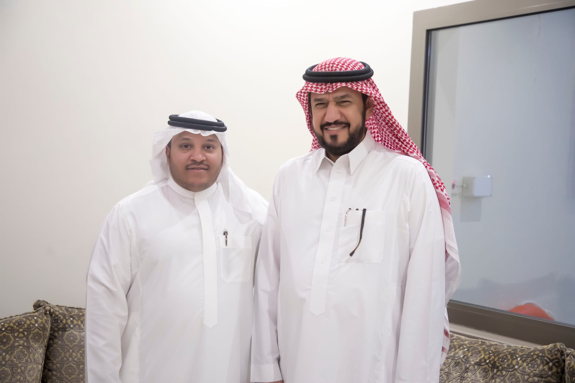 أصدقاء العريس عبدالسلام يحتلفون في زواجه 