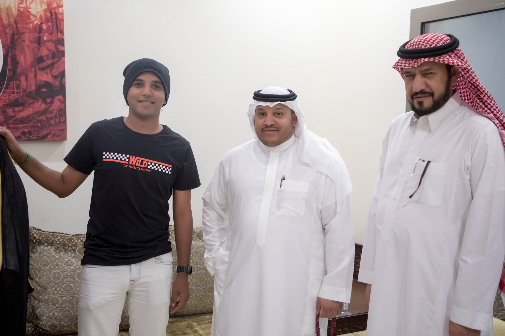 أصدقاء العريس عبدالسلام يحتلفون في زواجه 