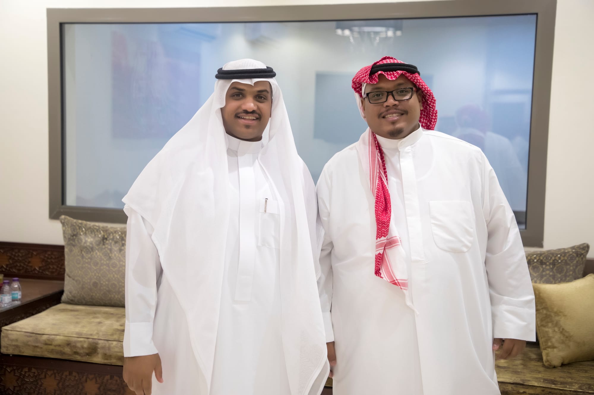 أصدقاء العريس عبدالسلام يحتلفون في زواجه 