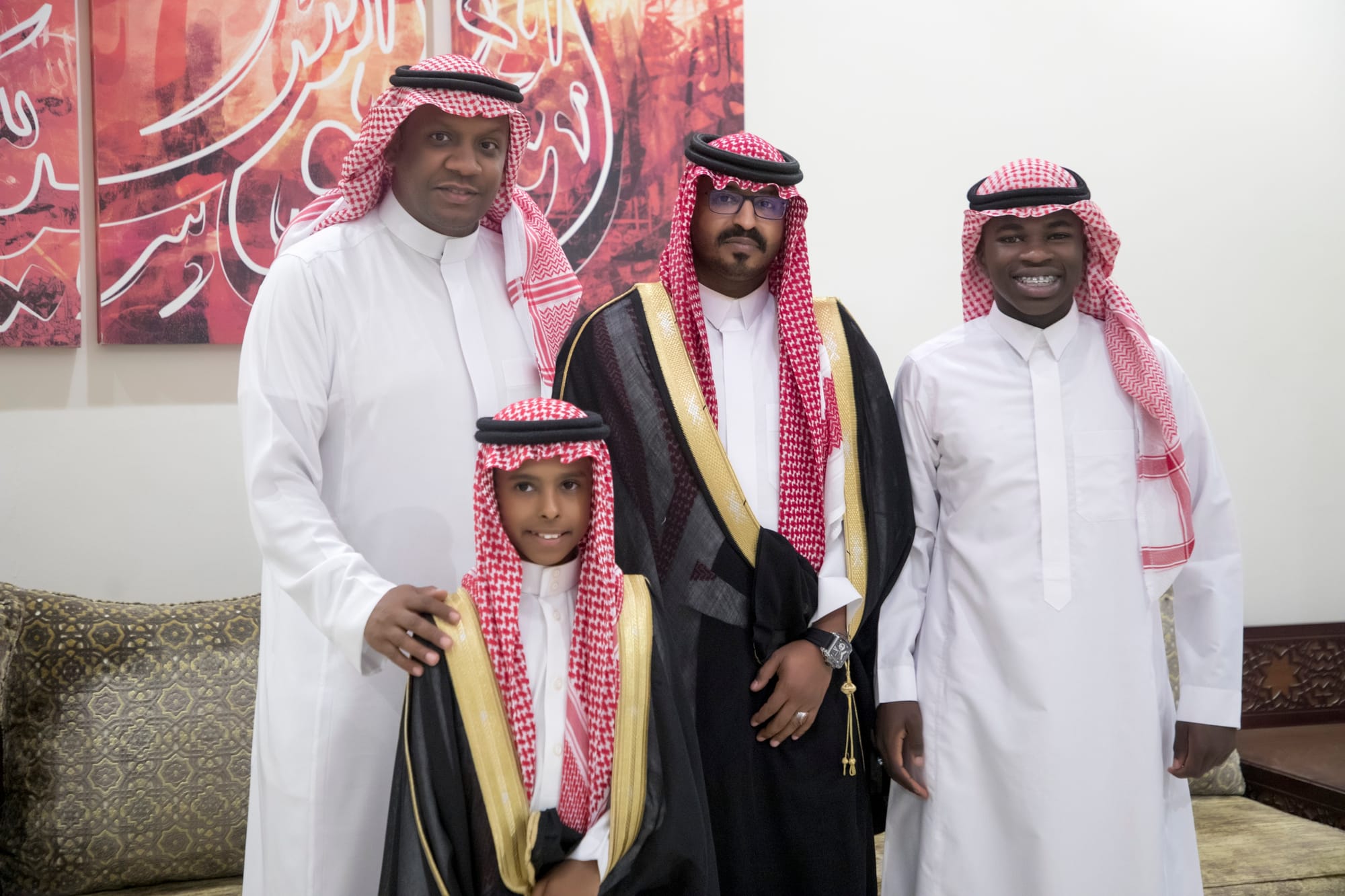 أصدقاء العريس عبدالسلام يحتلفون في زواجه 