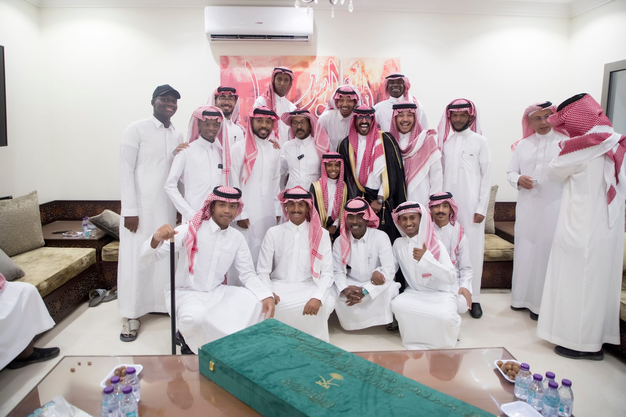 أصدقاء العريس عبدالسلام يحتلفون في زواجه 