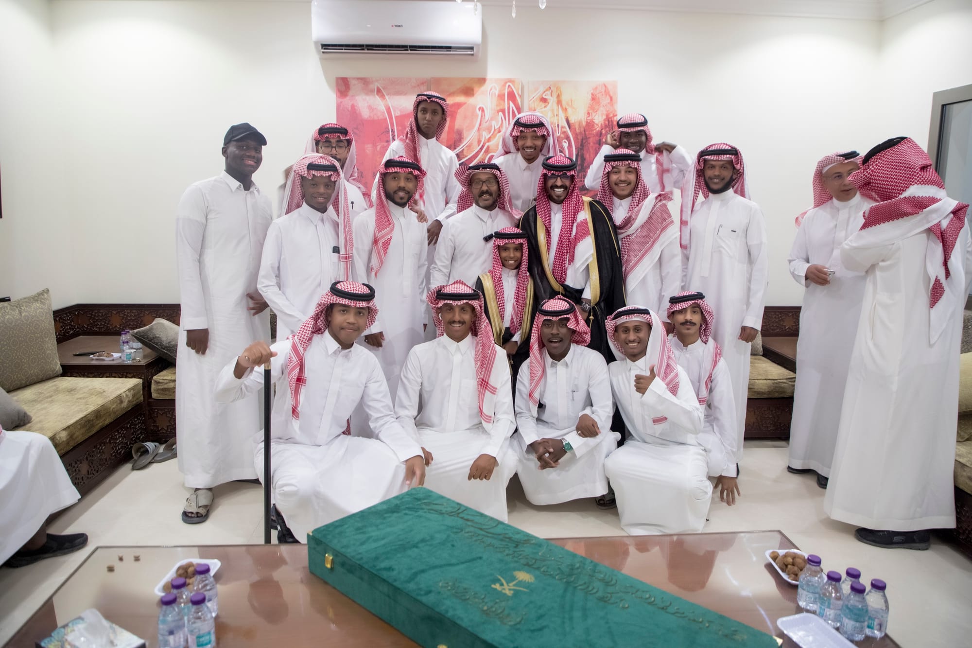 أصدقاء العريس عبدالسلام يحتلفون في زواجه 