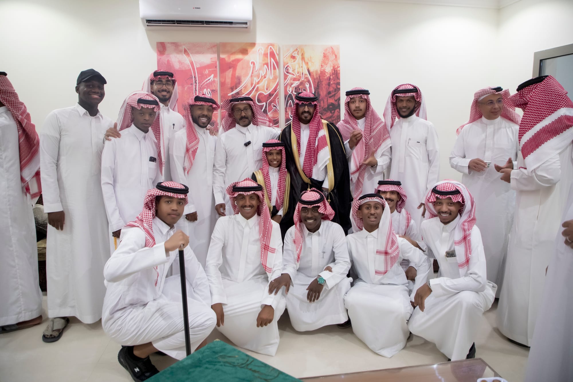 أصدقاء العريس عبدالسلام يحتلفون في زواجه 