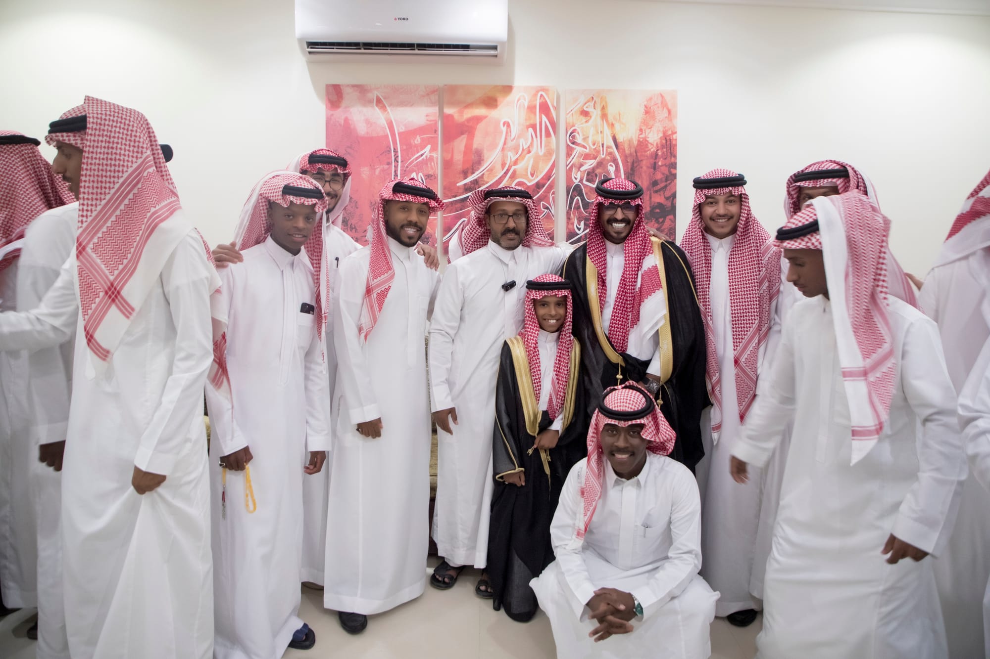 أصدقاء العريس عبدالسلام يحتلفون في زواجه 