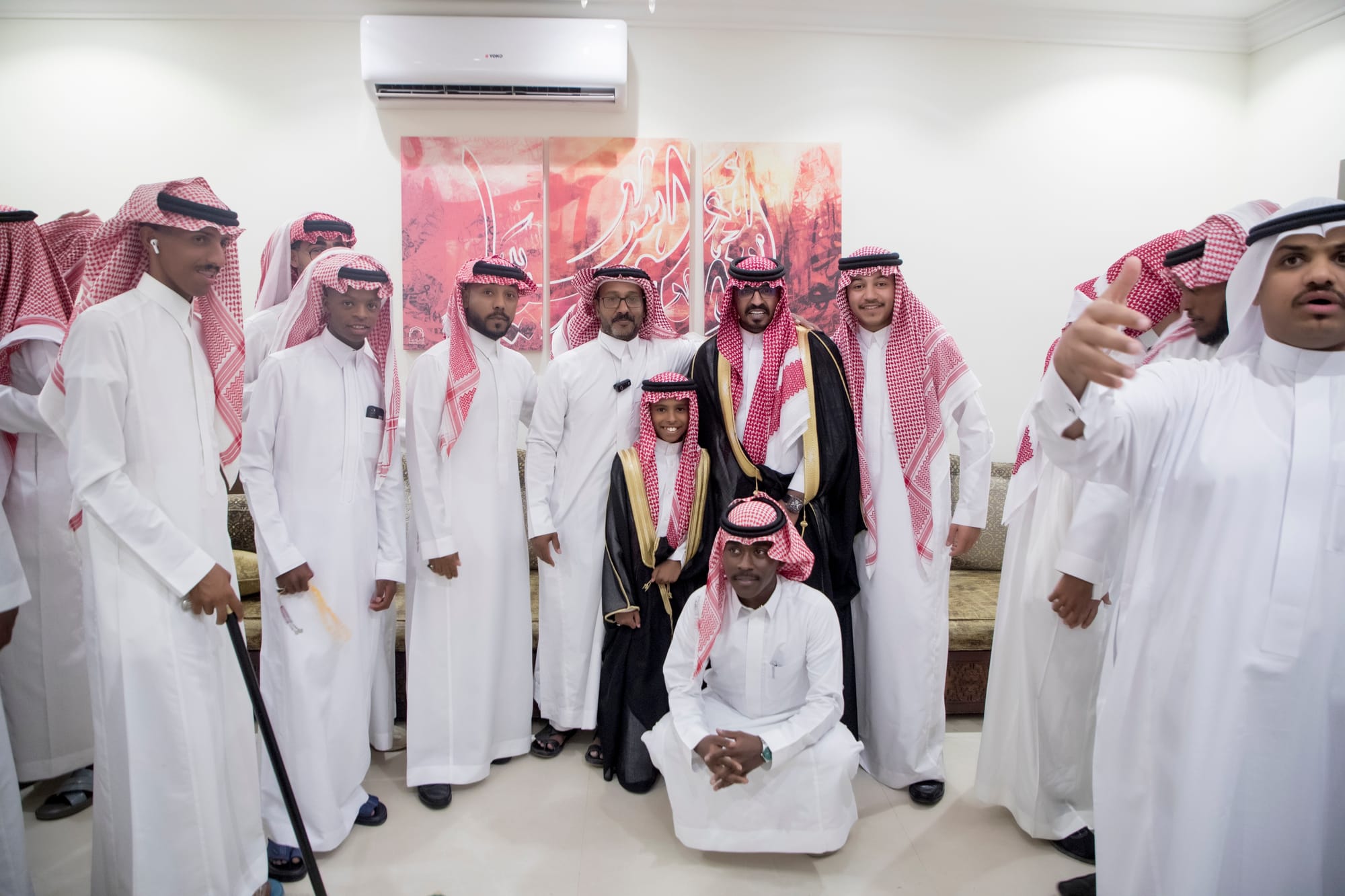 أصدقاء العريس عبدالسلام يحتلفون في زواجه 