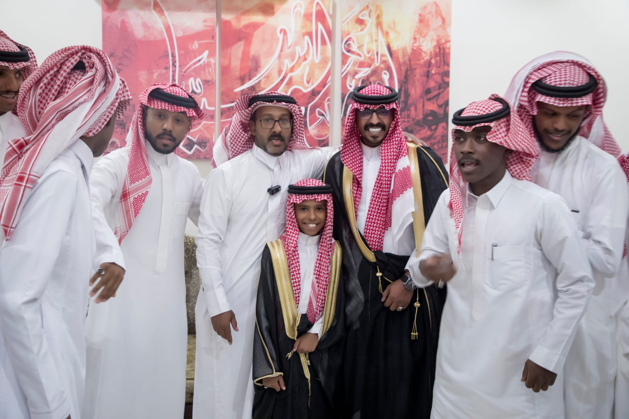 أصدقاء العريس عبدالسلام يحتلفون في زواجه 