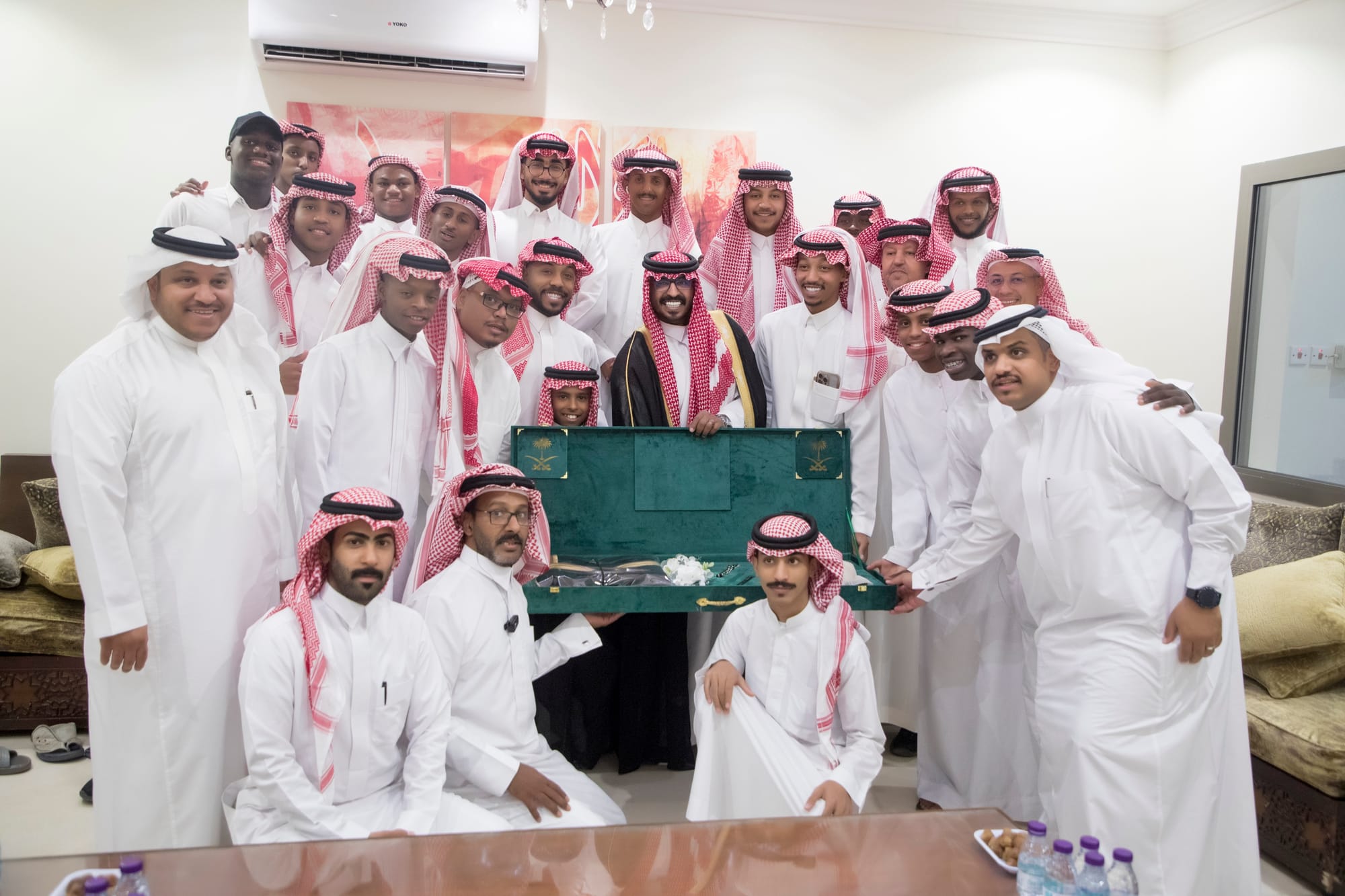 أصدقاء العريس عبدالسلام يحتلفون في زواجه 