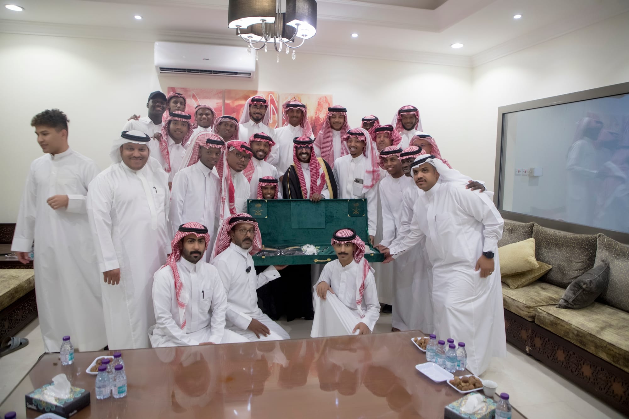 أصدقاء العريس عبدالسلام يحتلفون في زواجه 