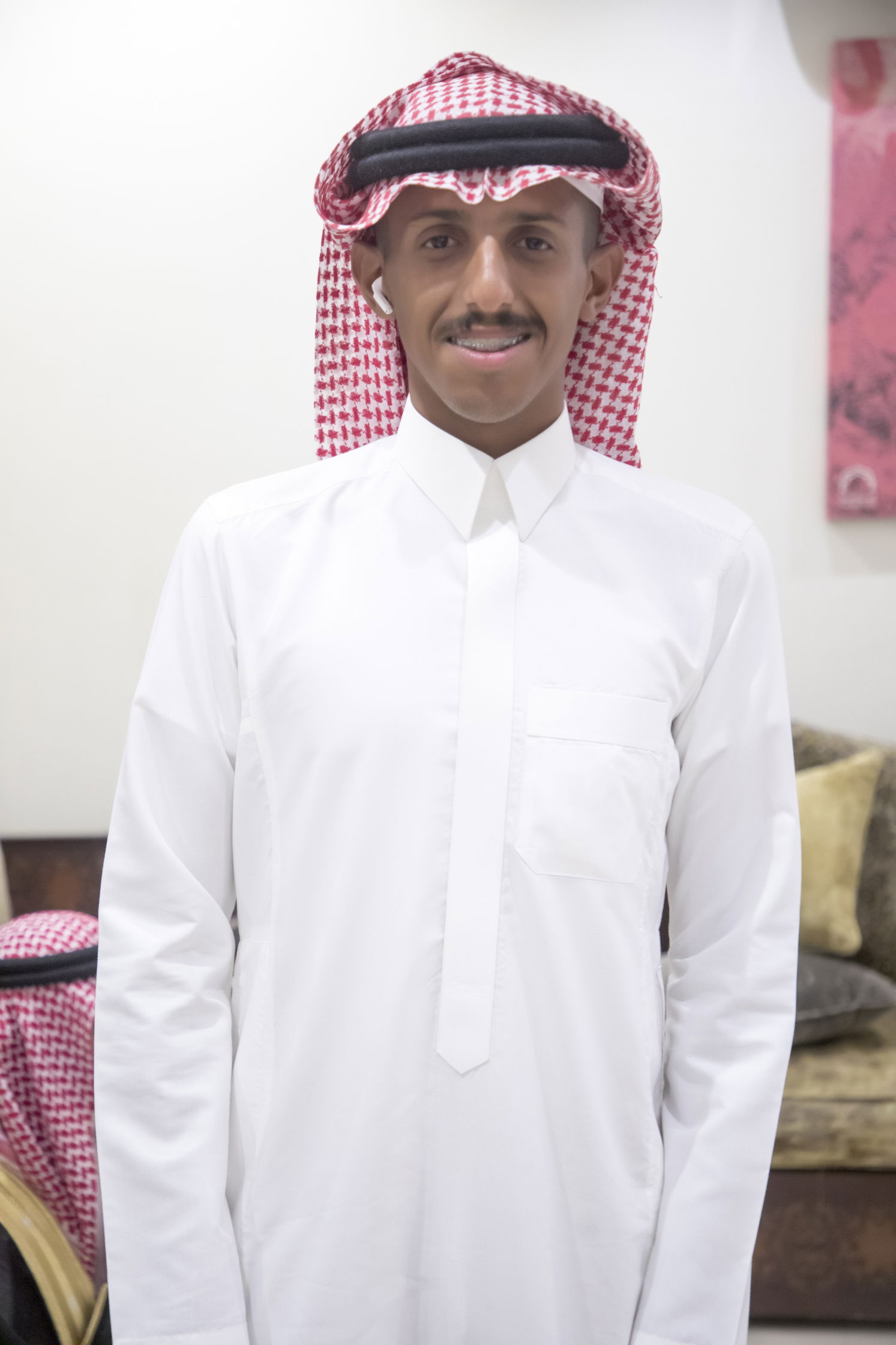 أصدقاء العريس عبدالسلام يحتلفون في زواجه 