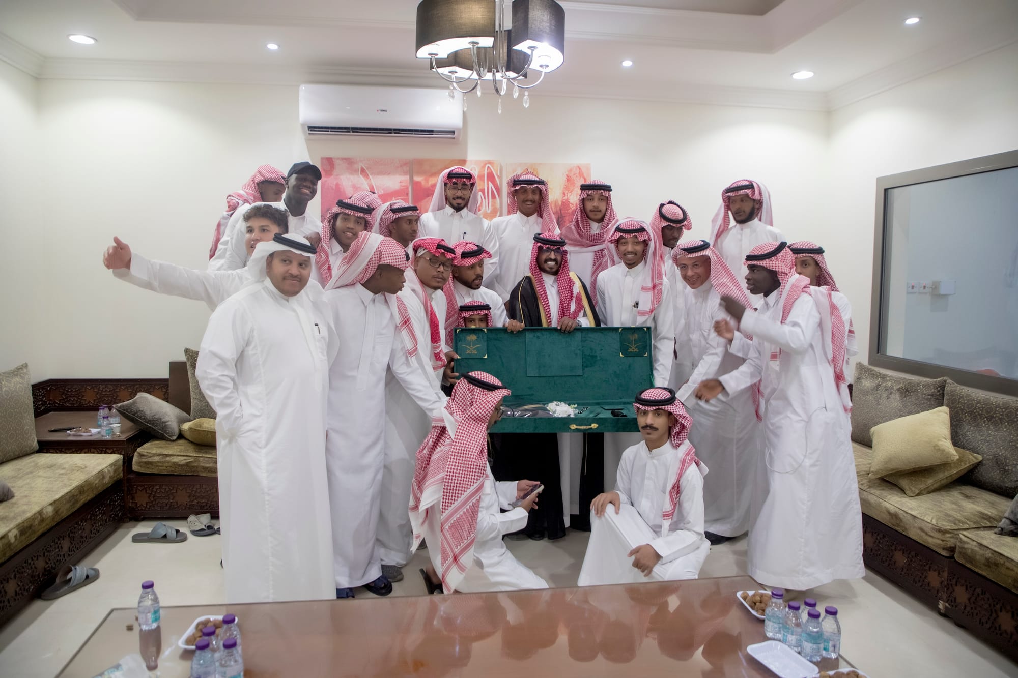 أصدقاء العريس عبدالسلام يحتلفون في زواجه 