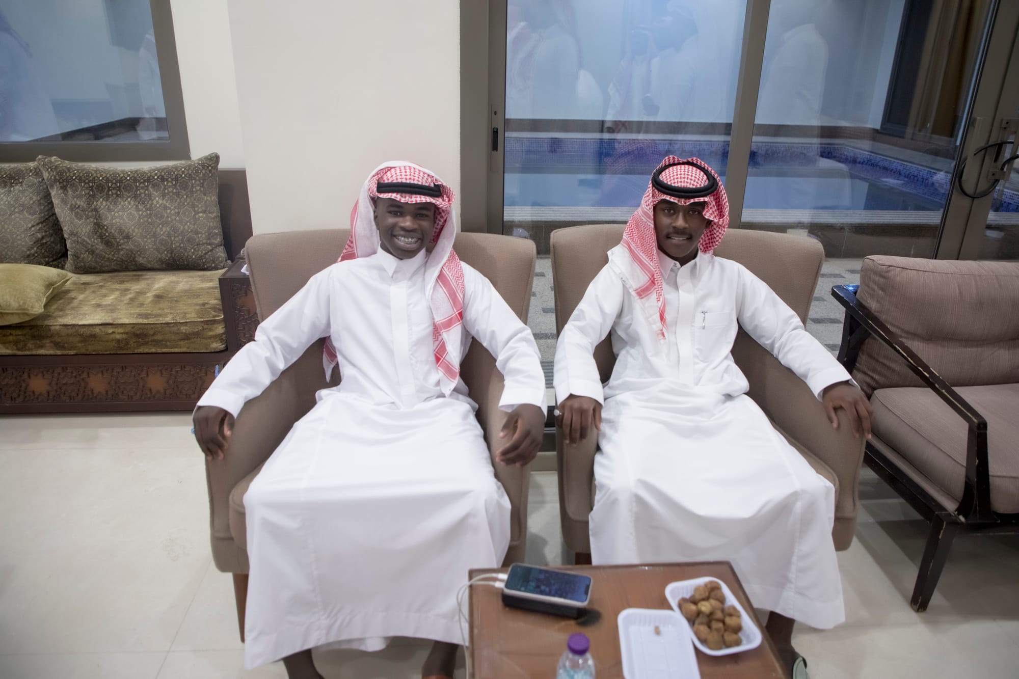 أصدقاء العريس عبدالسلام يحتلفون في زواجه 