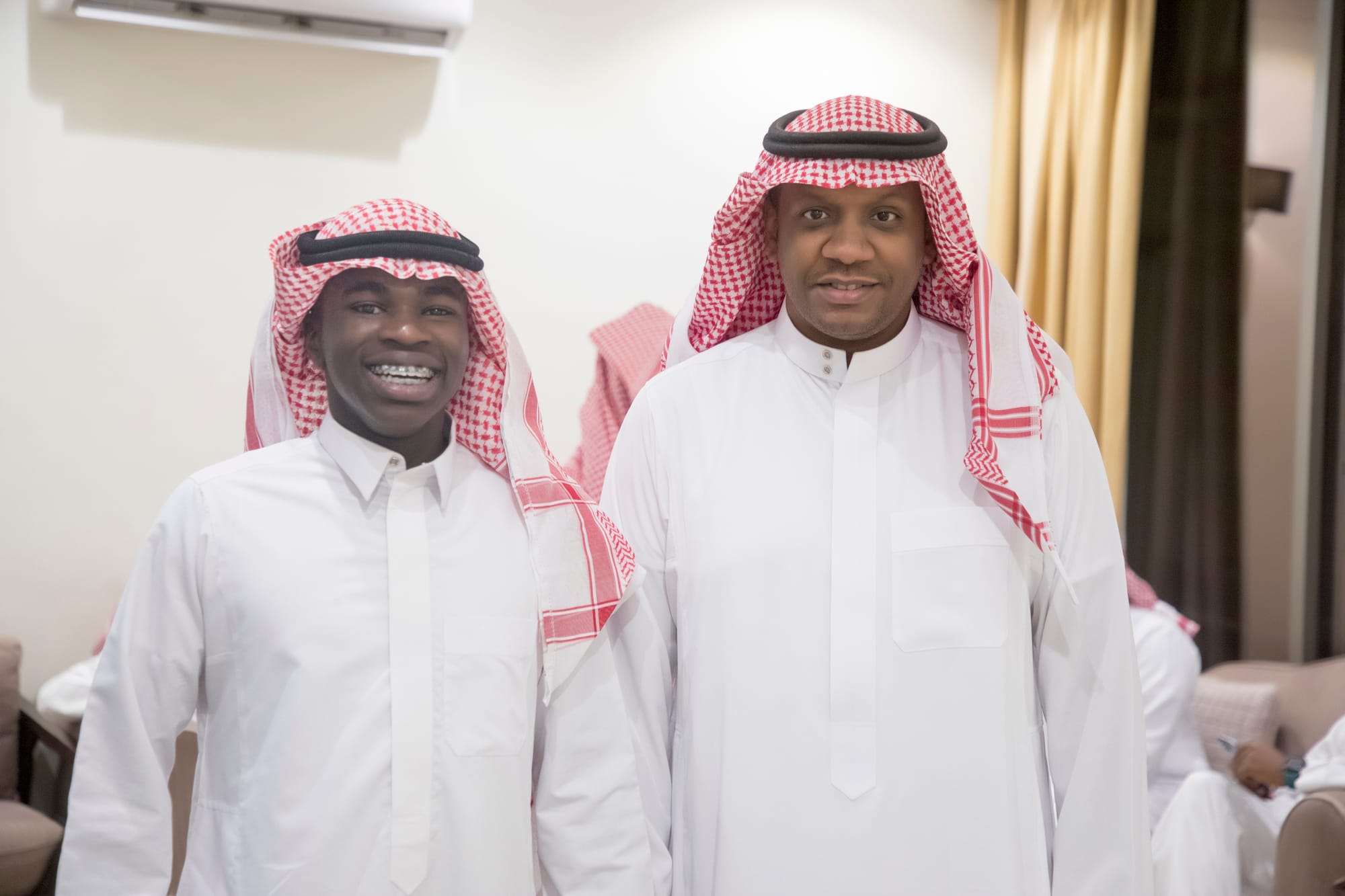 أصدقاء العريس عبدالسلام يحتلفون في زواجه 