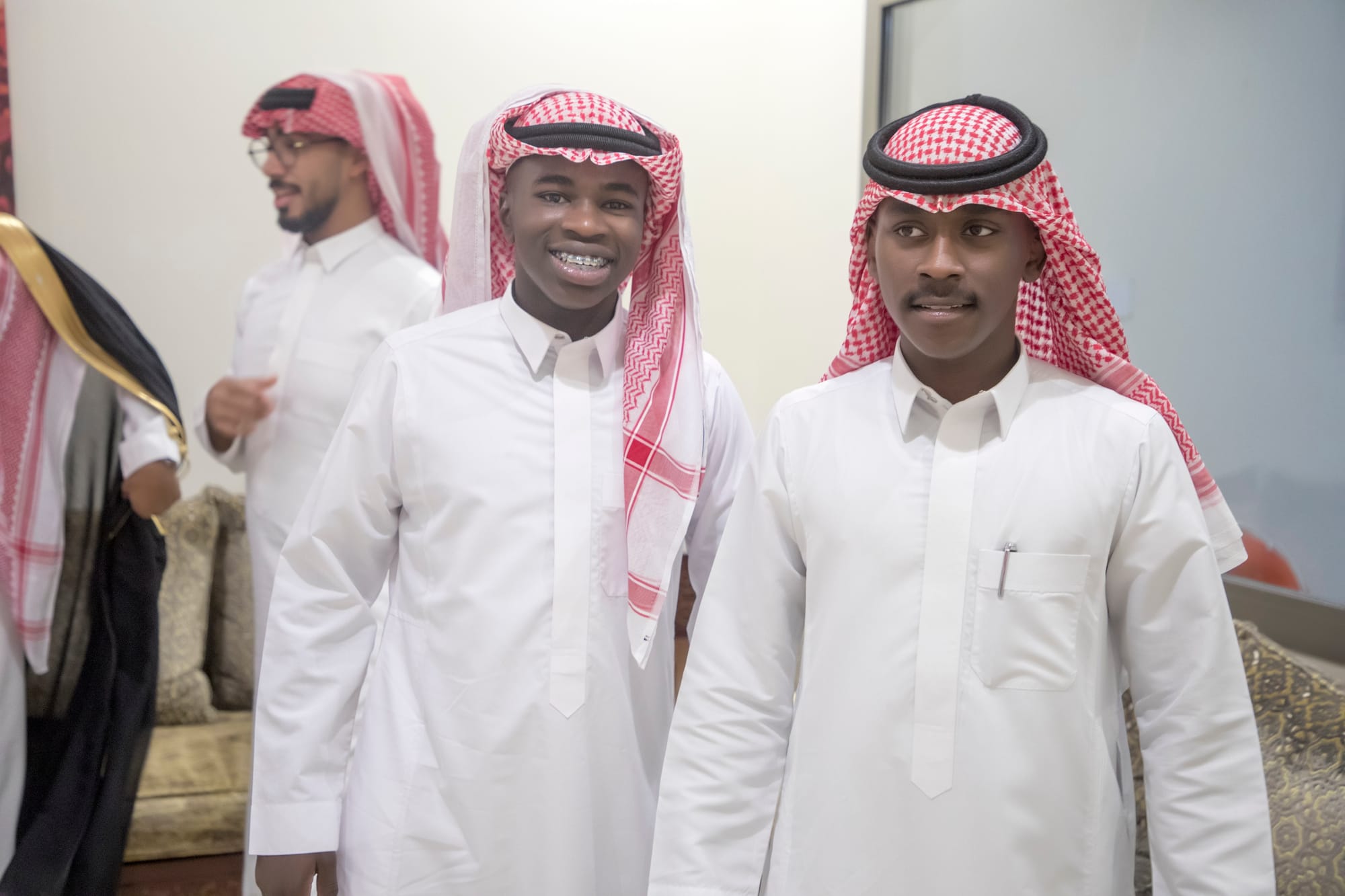 أصدقاء العريس عبدالسلام يحتلفون في زواجه 