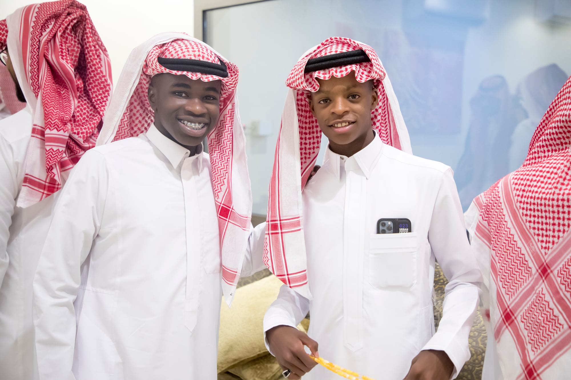 أصدقاء العريس عبدالسلام يحتلفون في زواجه 