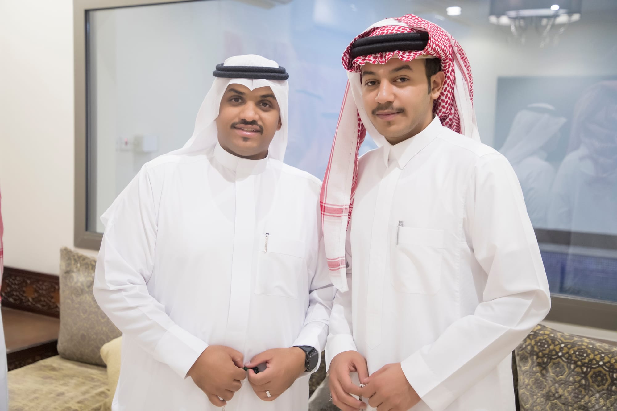 أصدقاء العريس عبدالسلام يحتلفون في زواجه 