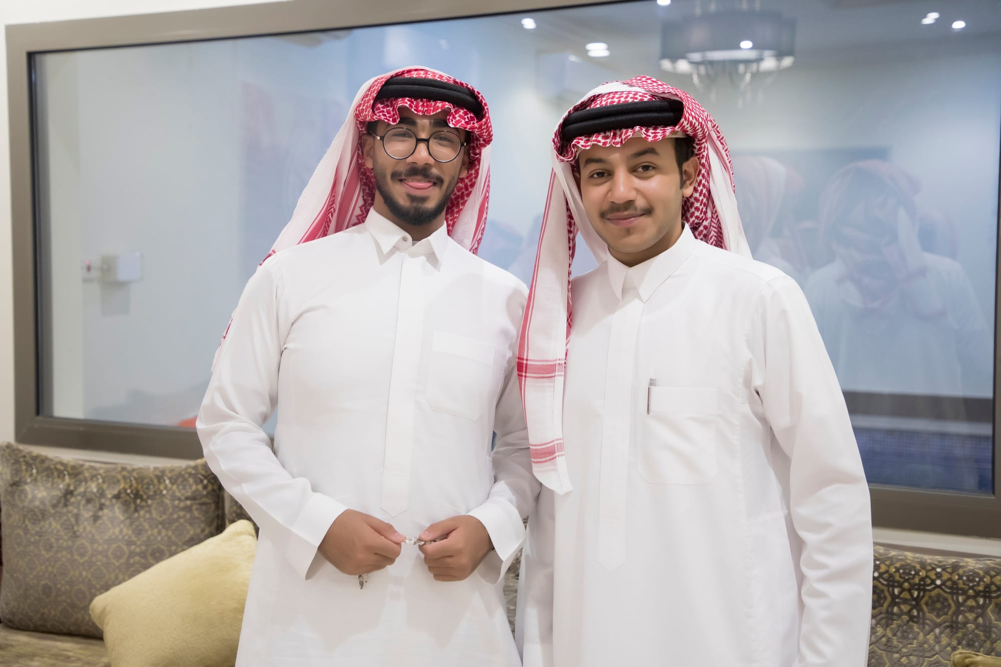 أصدقاء العريس عبدالسلام يحتلفون في زواجه 