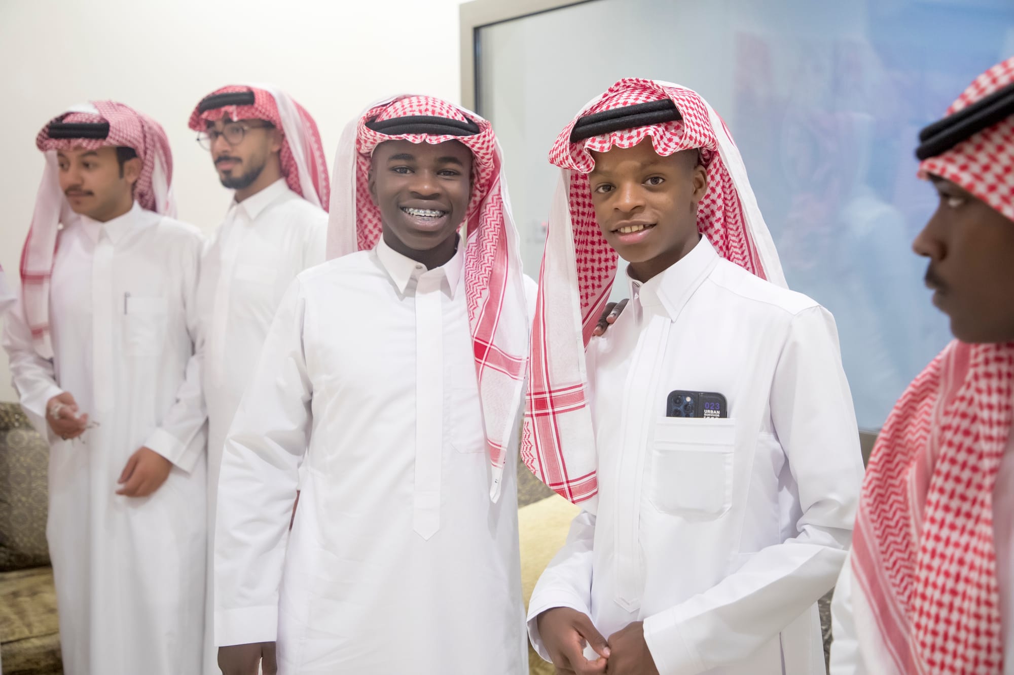 أصدقاء العريس عبدالسلام يحتلفون في زواجه 