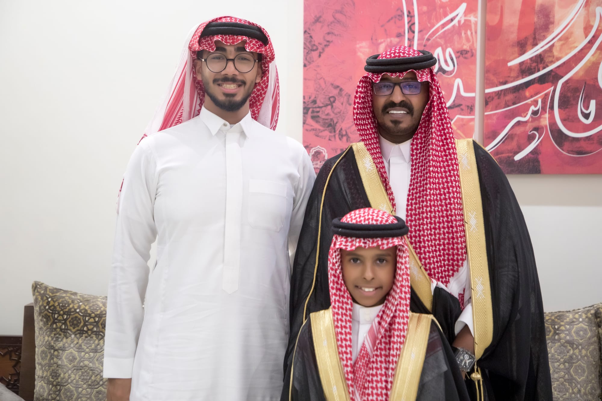 أصدقاء العريس عبدالسلام يحتلفون في زواجه 