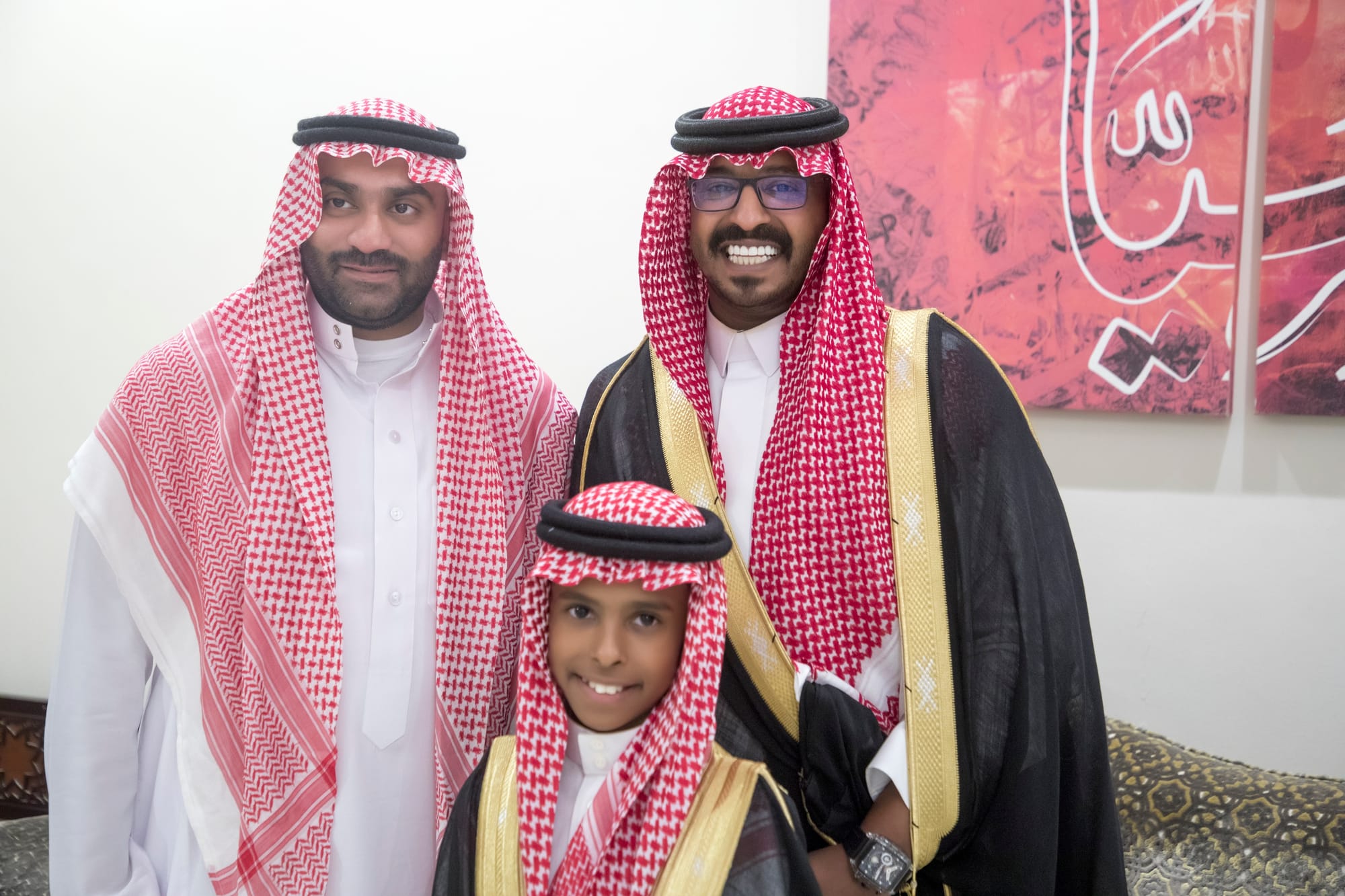 أصدقاء العريس عبدالسلام يحتلفون في زواجه 