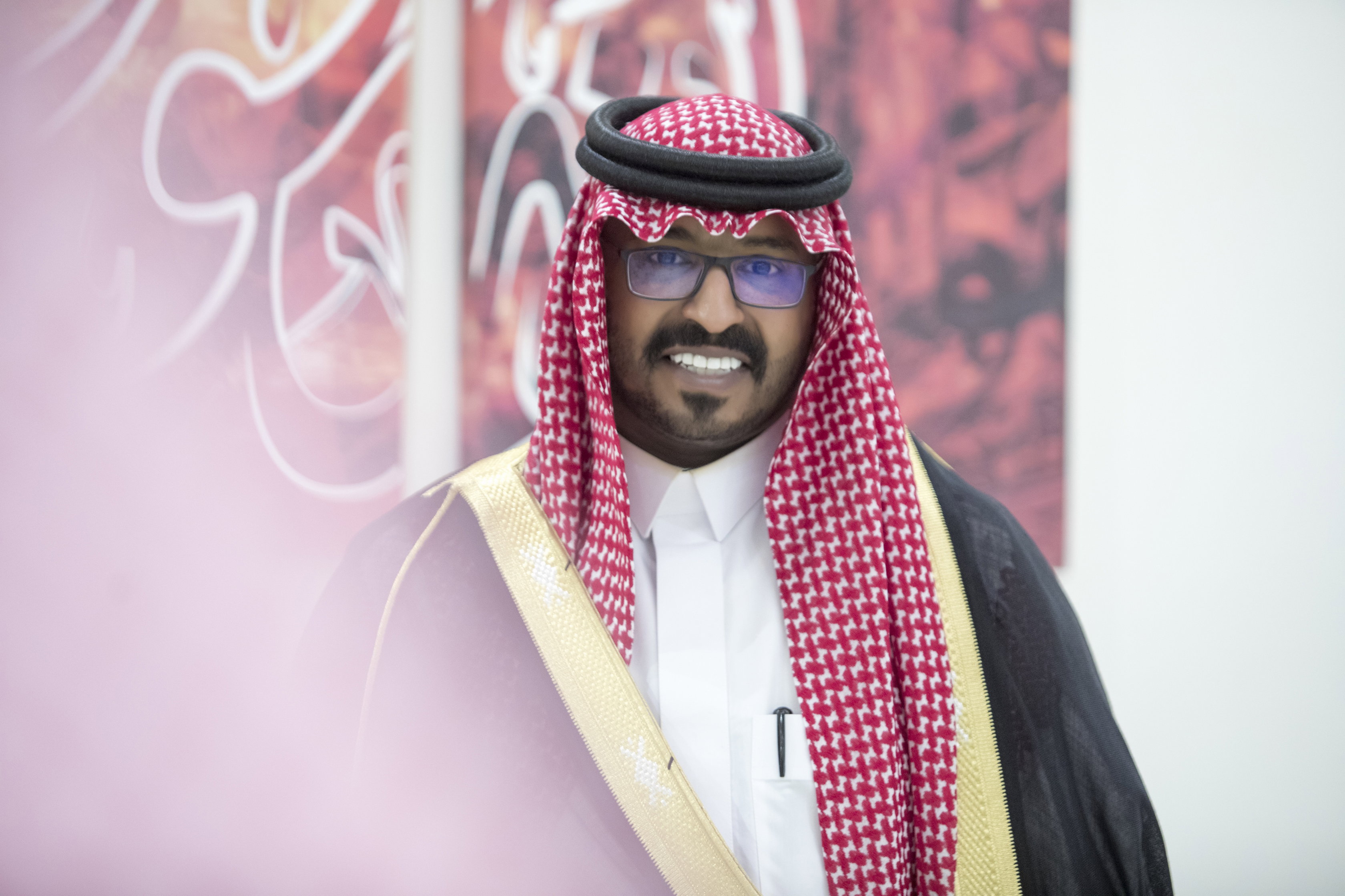 أصدقاء العريس عبدالسلام يحتلفون في زواجه 