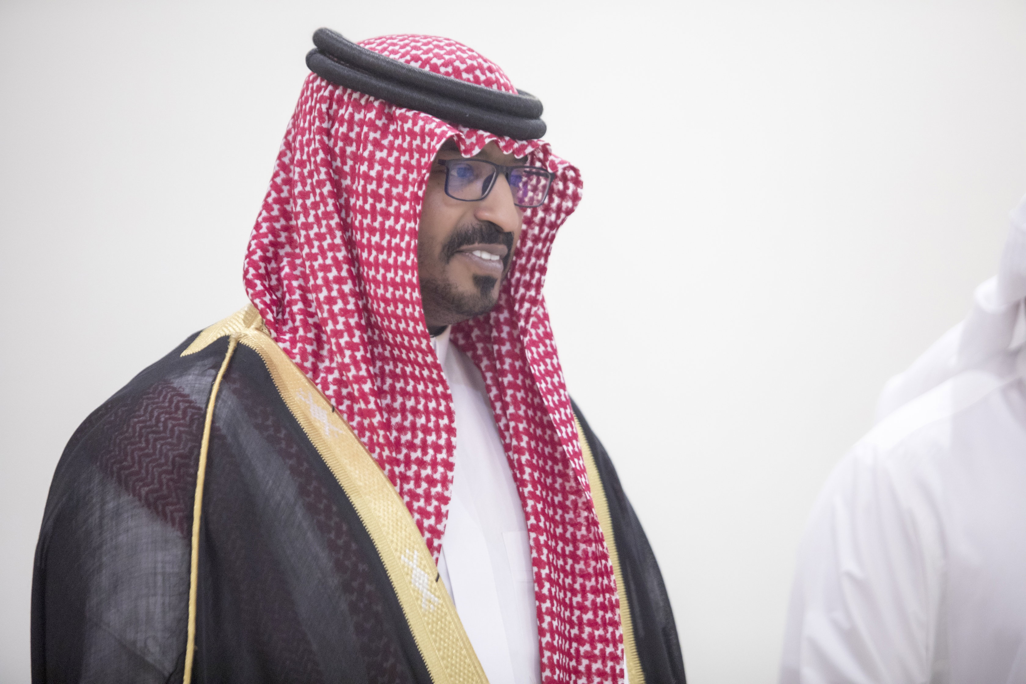 أصدقاء العريس عبدالسلام يحتلفون في زواجه 