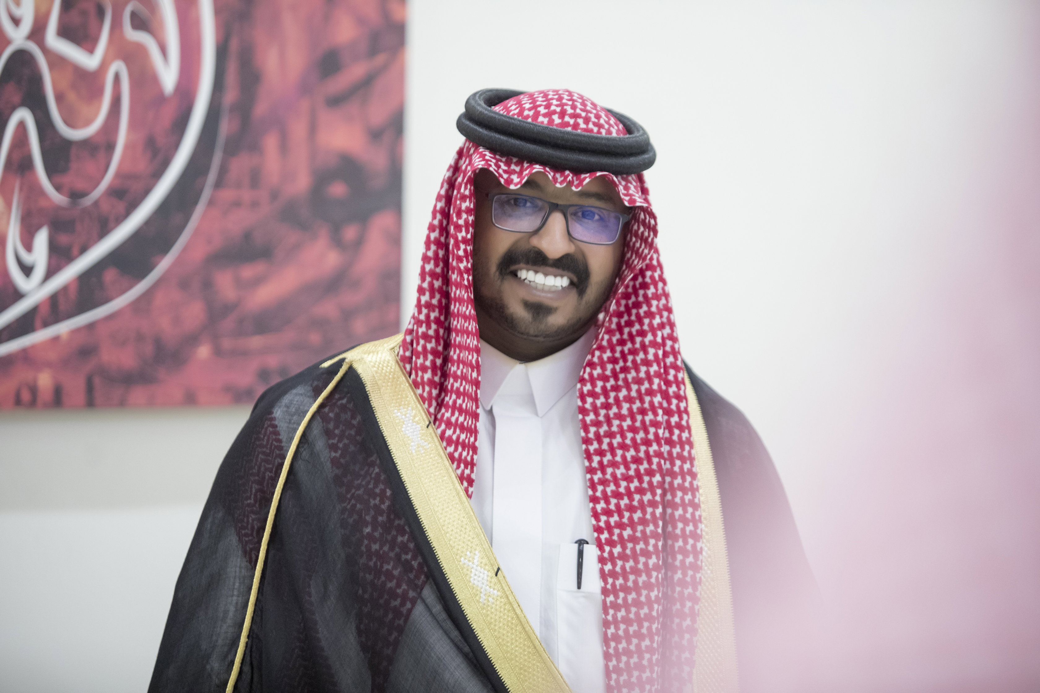 أصدقاء العريس عبدالسلام يحتلفون في زواجه 