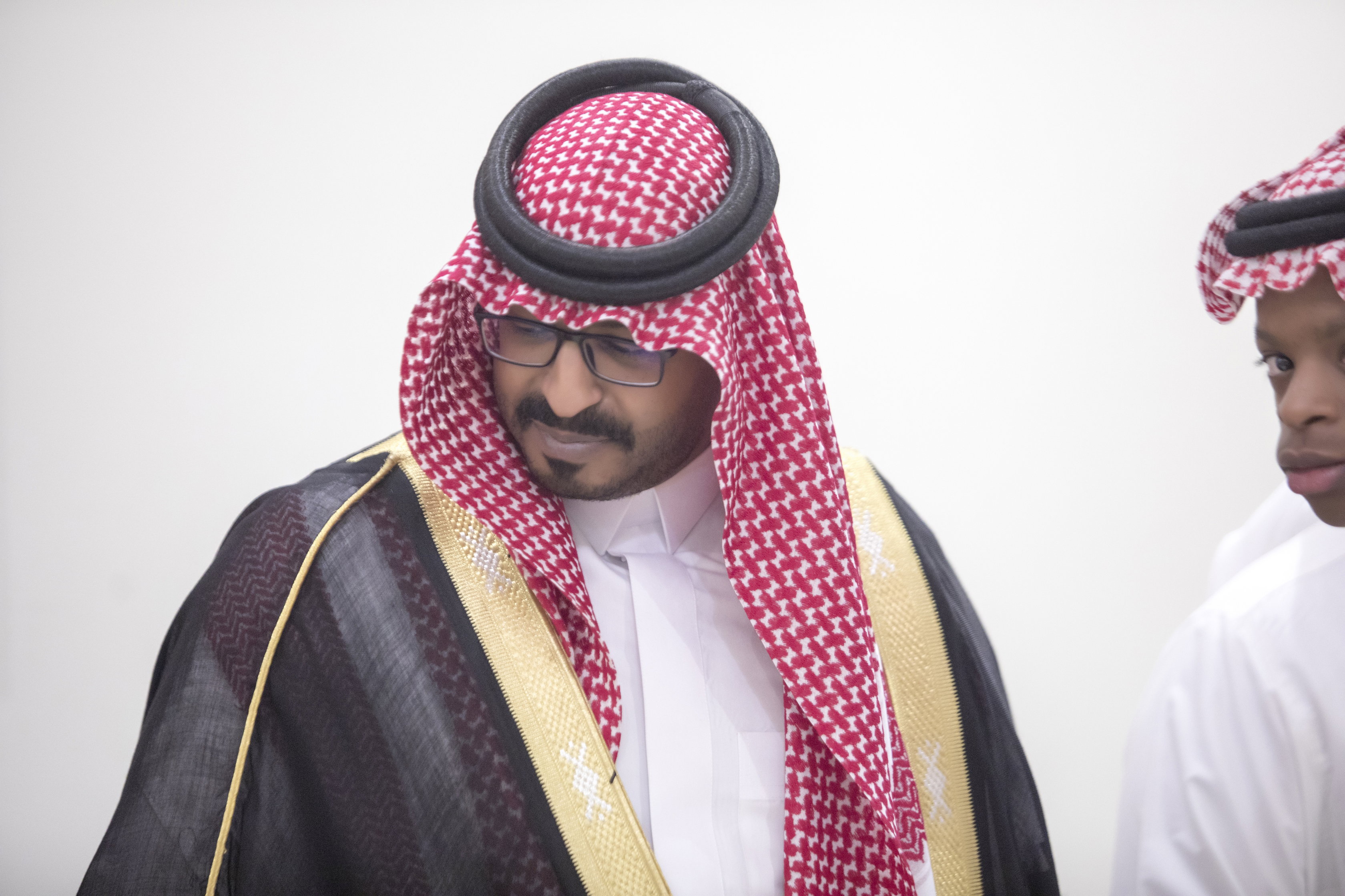 أصدقاء العريس عبدالسلام يحتلفون في زواجه 