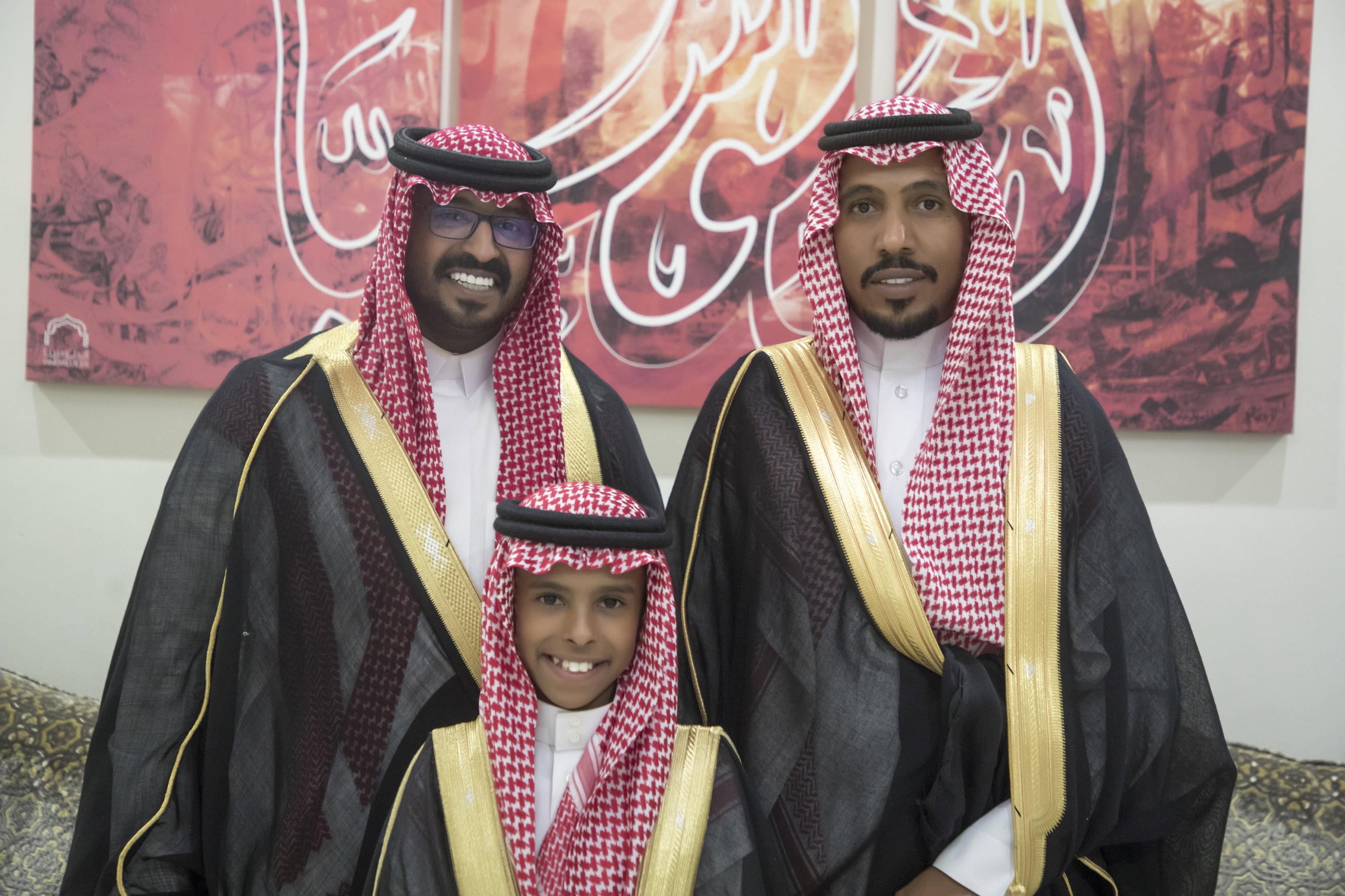 أصدقاء العريس عبدالسلام يحتلفون في زواجه 