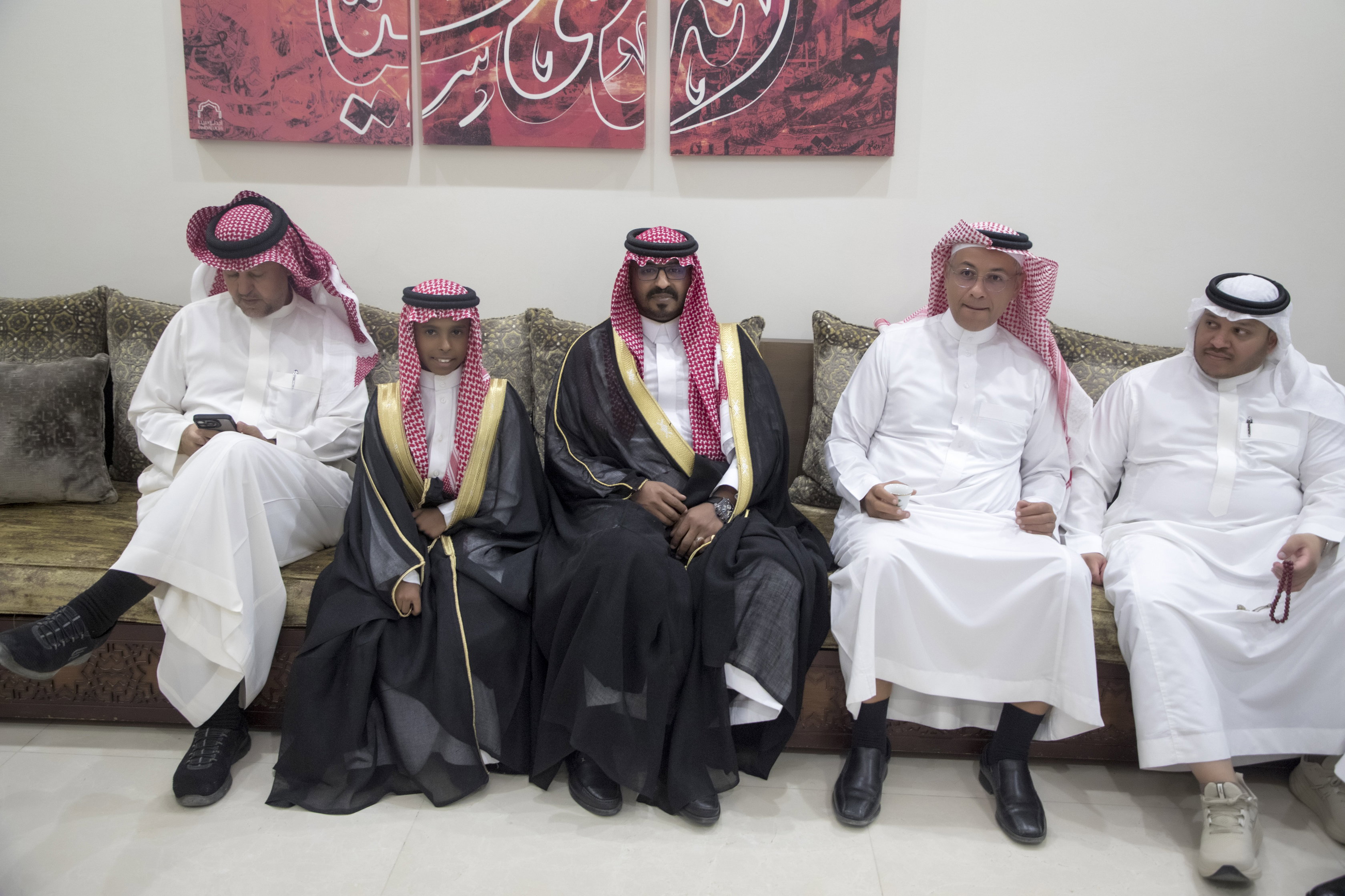 أصدقاء العريس عبدالسلام يحتلفون في زواجه 