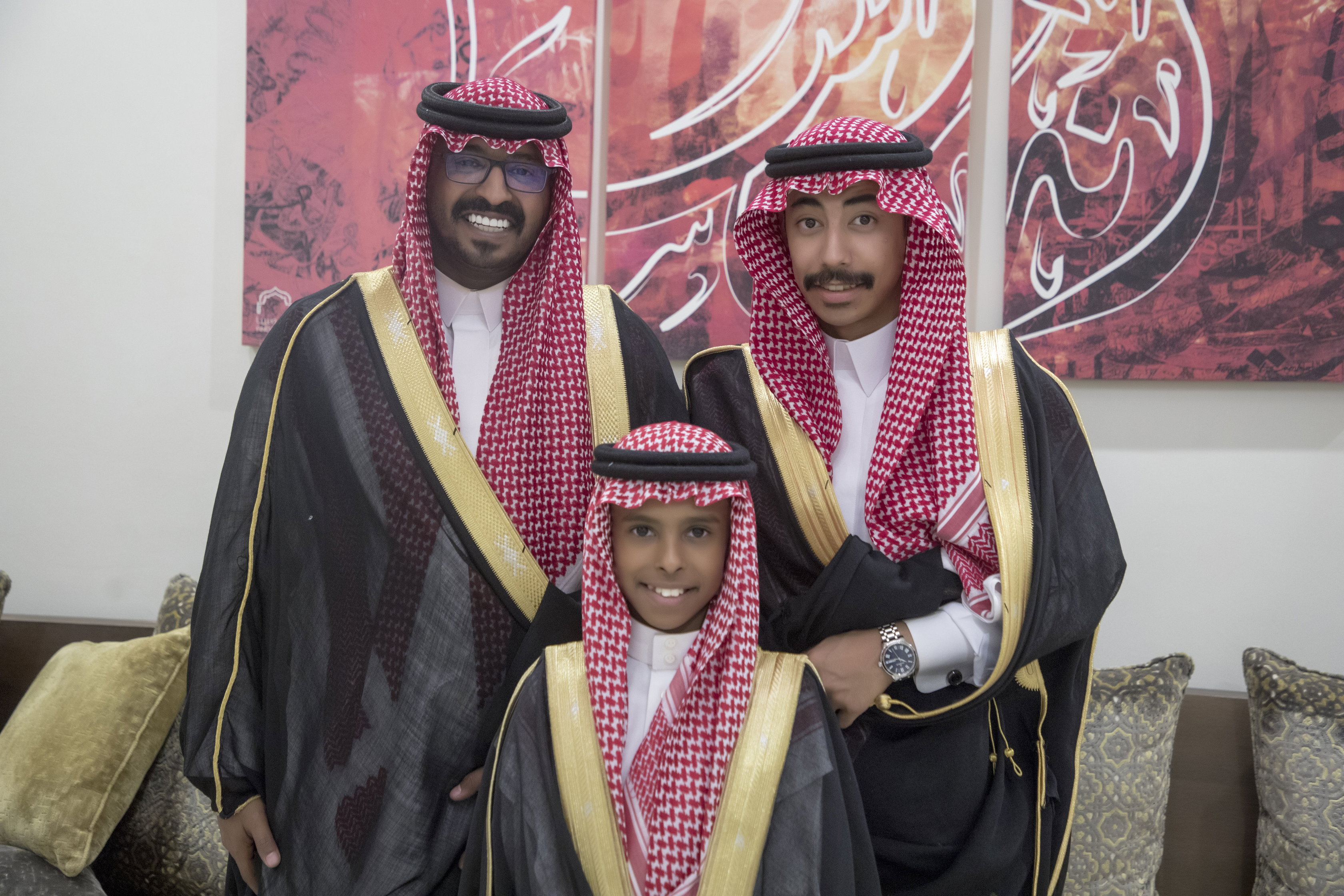 أصدقاء العريس عبدالسلام يحتلفون في زواجه 