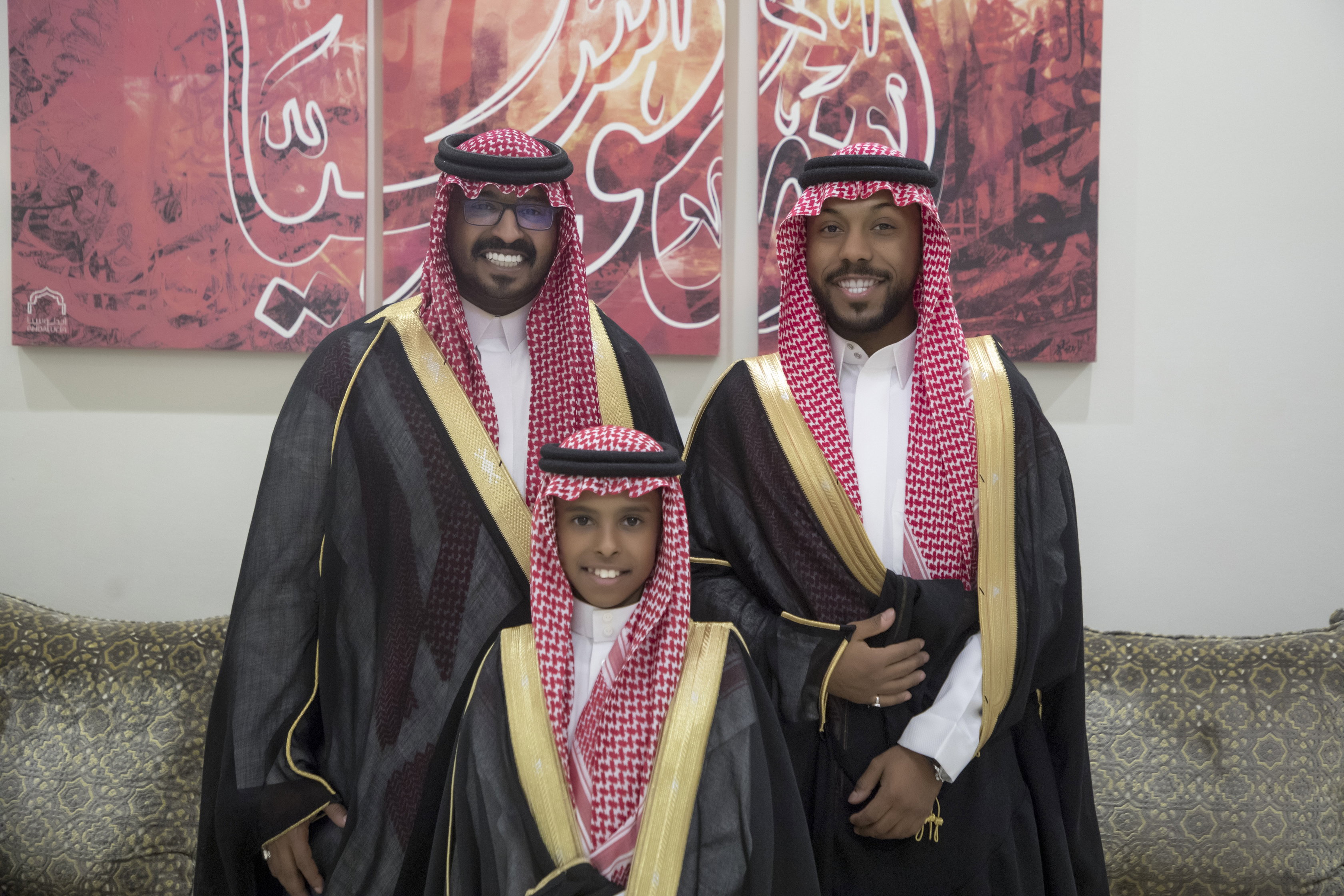 أصدقاء العريس عبدالسلام يحتلفون في زواجه 