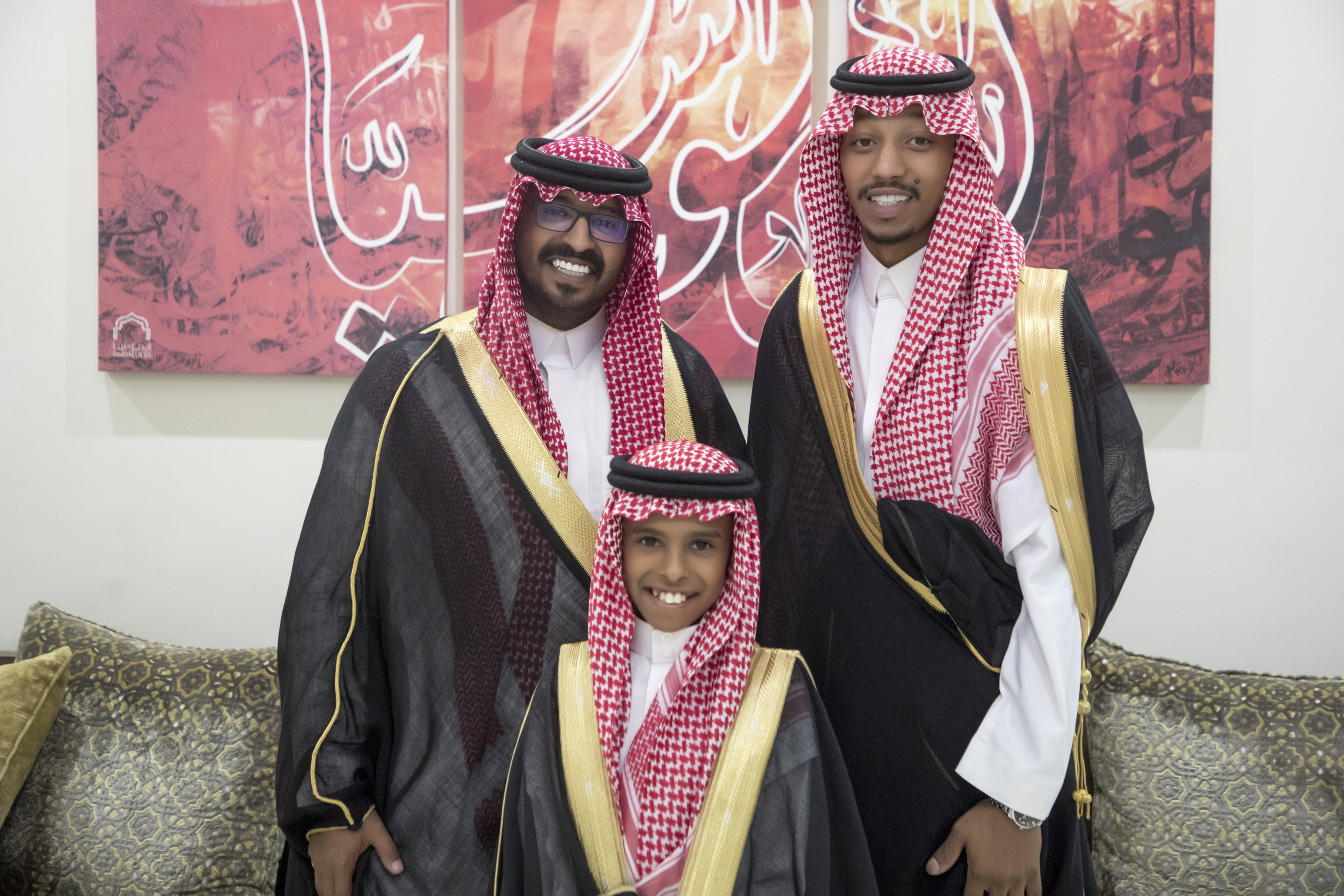 أصدقاء العريس عبدالسلام يحتلفون في زواجه 