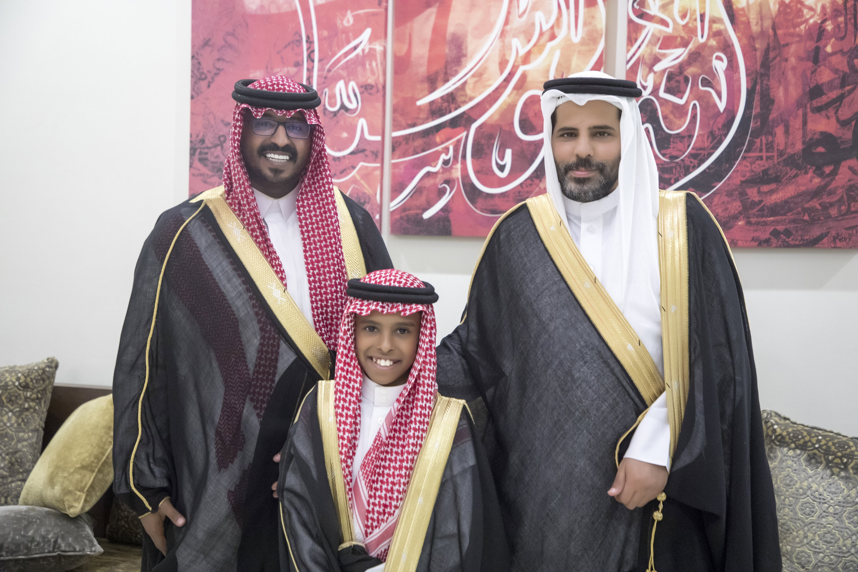 أصدقاء العريس عبدالسلام يحتلفون في زواجه 