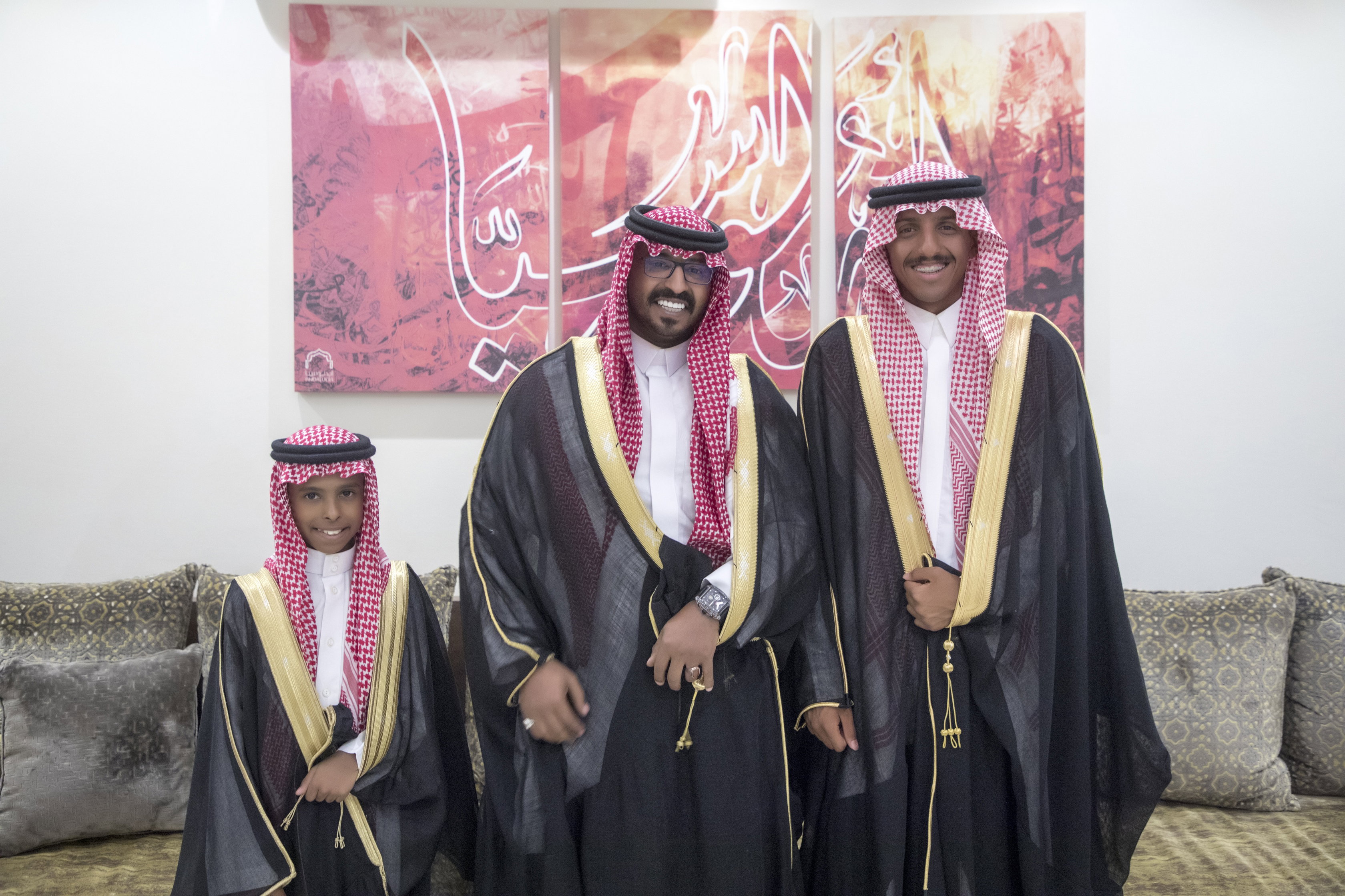 أصدقاء العريس عبدالسلام يحتلفون في زواجه 